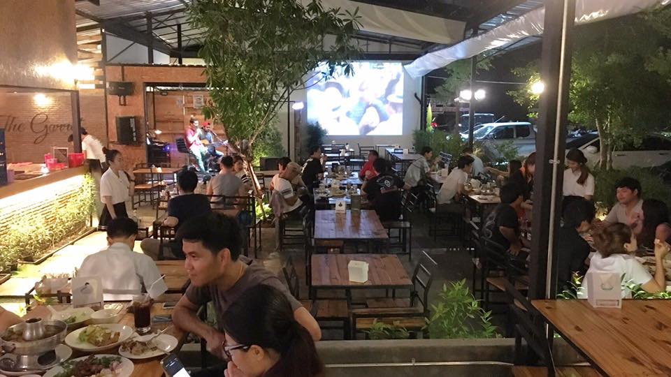ดนตรีสดถือเป็นอีกหนึ่งสีสันที่สร้างความน่าสนใจให้กับร้านเหล้าแต่ละแห่งได้ไม่น้อยทีเดียว ยิ่งเมื่อได้จิบเครื่องดื่มเย็น ๆ เคล้าเสียงเพลงมันส์ ๆ สนุก ๆ หรือเพราะ ๆ ซึ้ง ๆ หากสนใจจองห้องพักลำลูกกา โรงแรมใกล้ดอนเมือง
