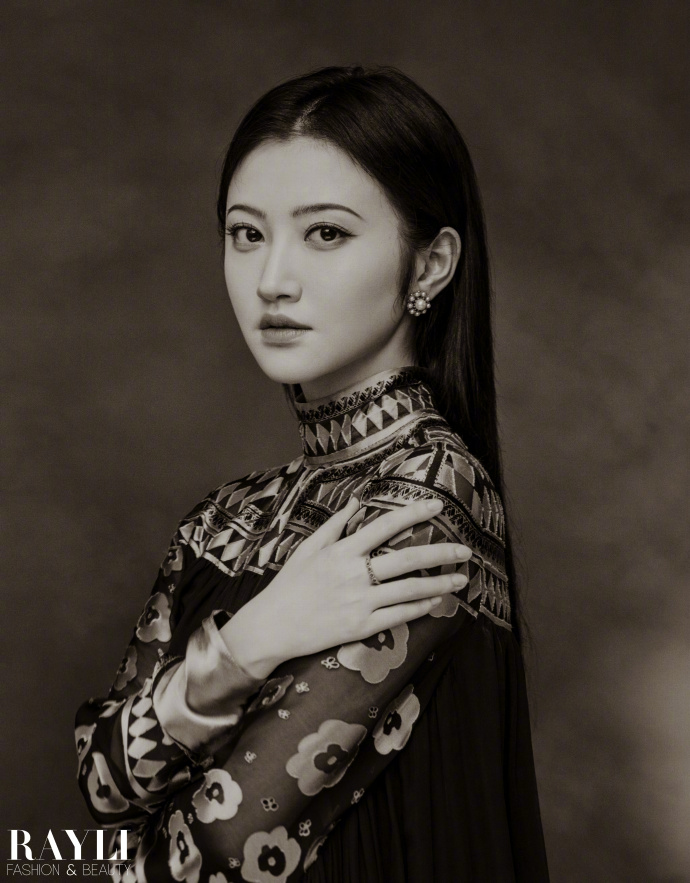 Pre - นิตยสาร 瑞丽服饰美容 Ruili/ Rayli จิ่งเถียน jingtian 2024