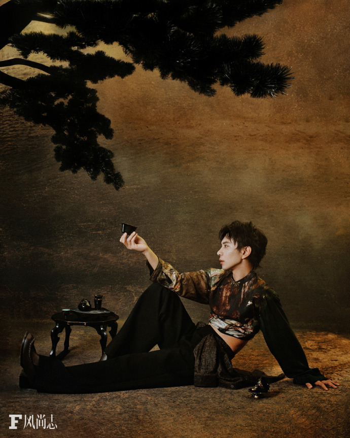 Pre - นิตยสาร F风尚志 เฝิงเจี้ยนอวี่ 冯建宇 FengJianYu 2025 A/B/C+การ์ด+โพลารอยด์