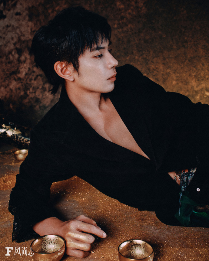 Pre - นิตยสาร F风尚志 เฝิงเจี้ยนอวี่ 冯建宇 FengJianYu 2025 A/B/C+การ์ด+โพลารอยด์