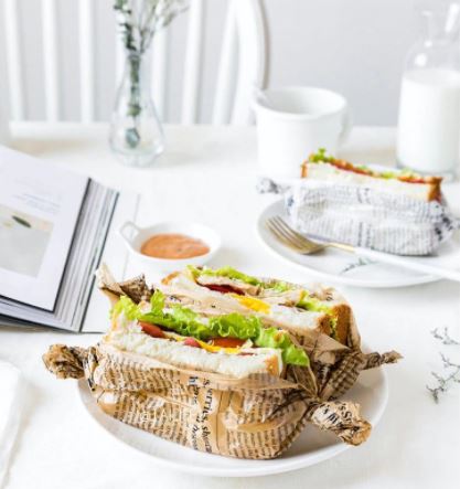 กระดาษไขรองอบลายหนังสือพิมพ์ สีขาว/สีน้ำตาล กระดาษห่อขนม ห่อแซนวิช ยาว 8 เมตร หน้ากว้าง 30 ซม