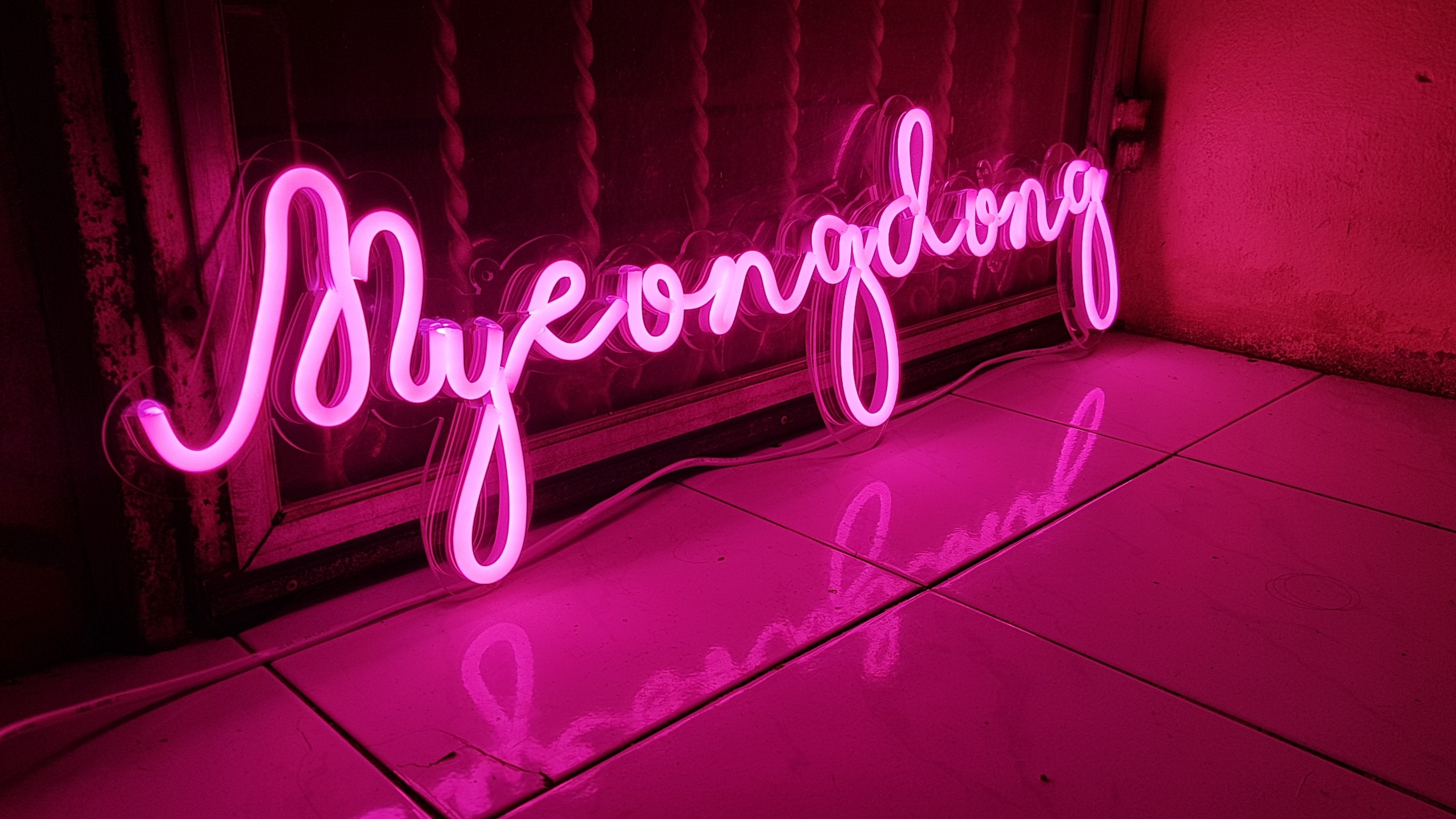 ป้ายไฟ นีออนเฟรค Myeongdong" ไฟสีชมพู ติดลงบนอะคริลิคใส รับผลิตตามรูปแบบที่ต้องการ