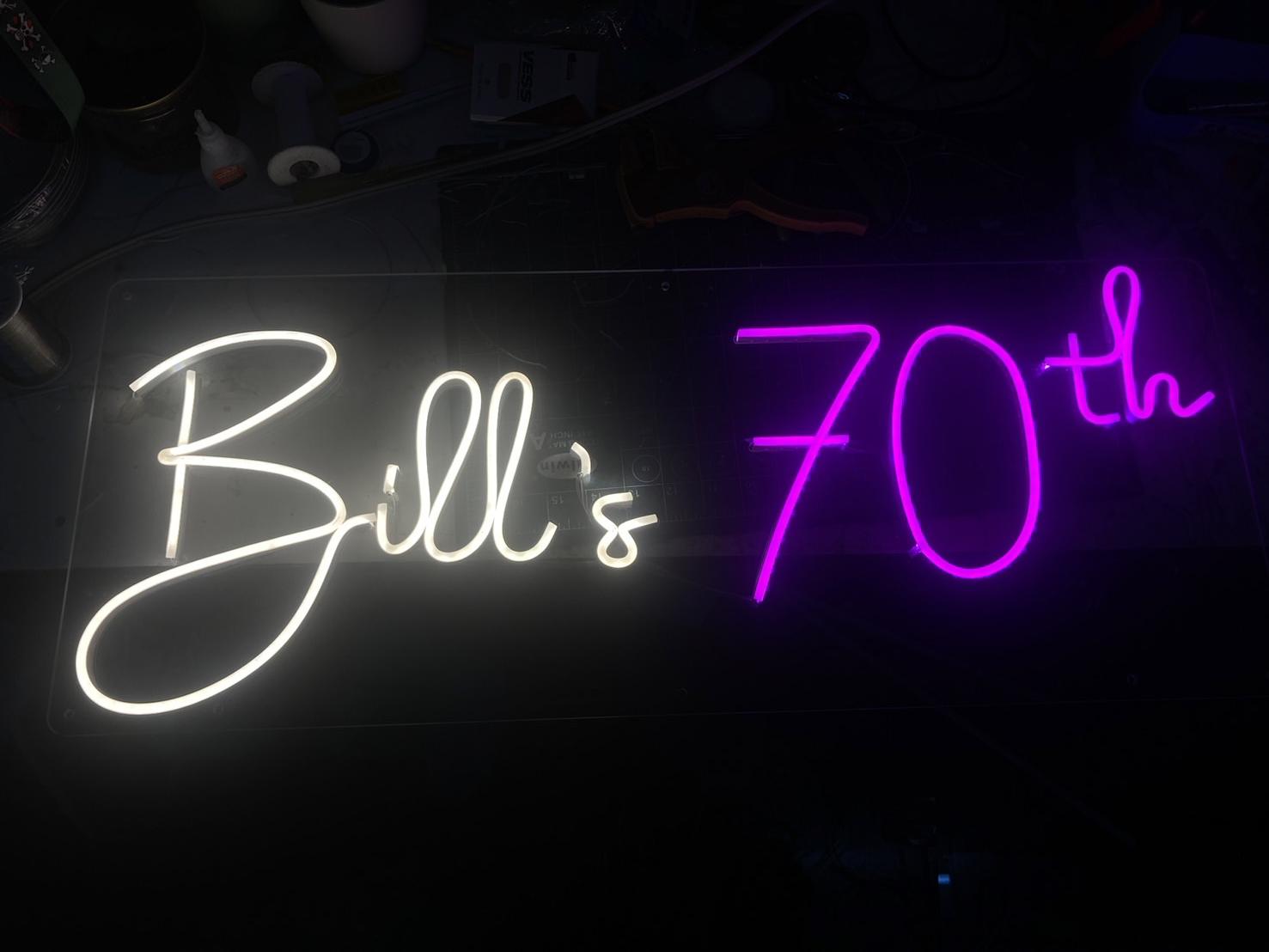 ป้ายนีออนฟรค สีขาว/ม่วง Bill's 70th