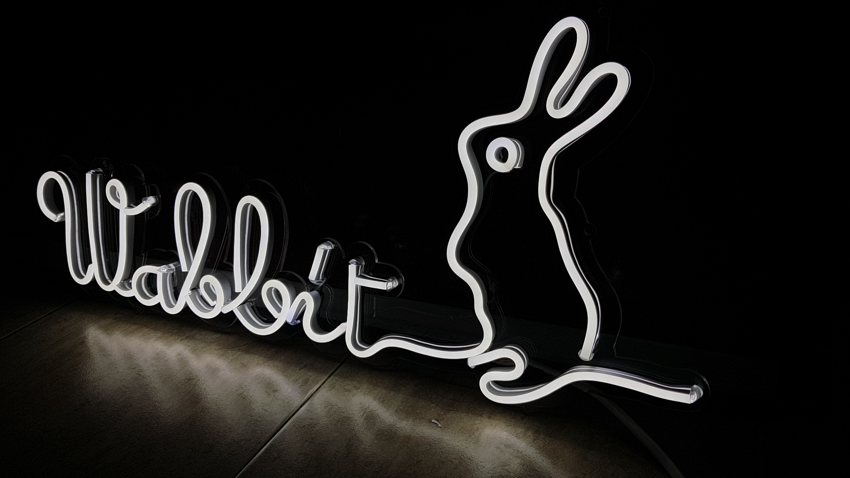 ป้ายไฟนีออนเฟรคตกแต่งร้านกาแฟ "Wabbit" สีขาวน่ารักโดนใจ เหมาะสำหรับเป็นป้ายตกแต่งร้านกาแฟ โดดเด่น เป็นเอกลักษณ์