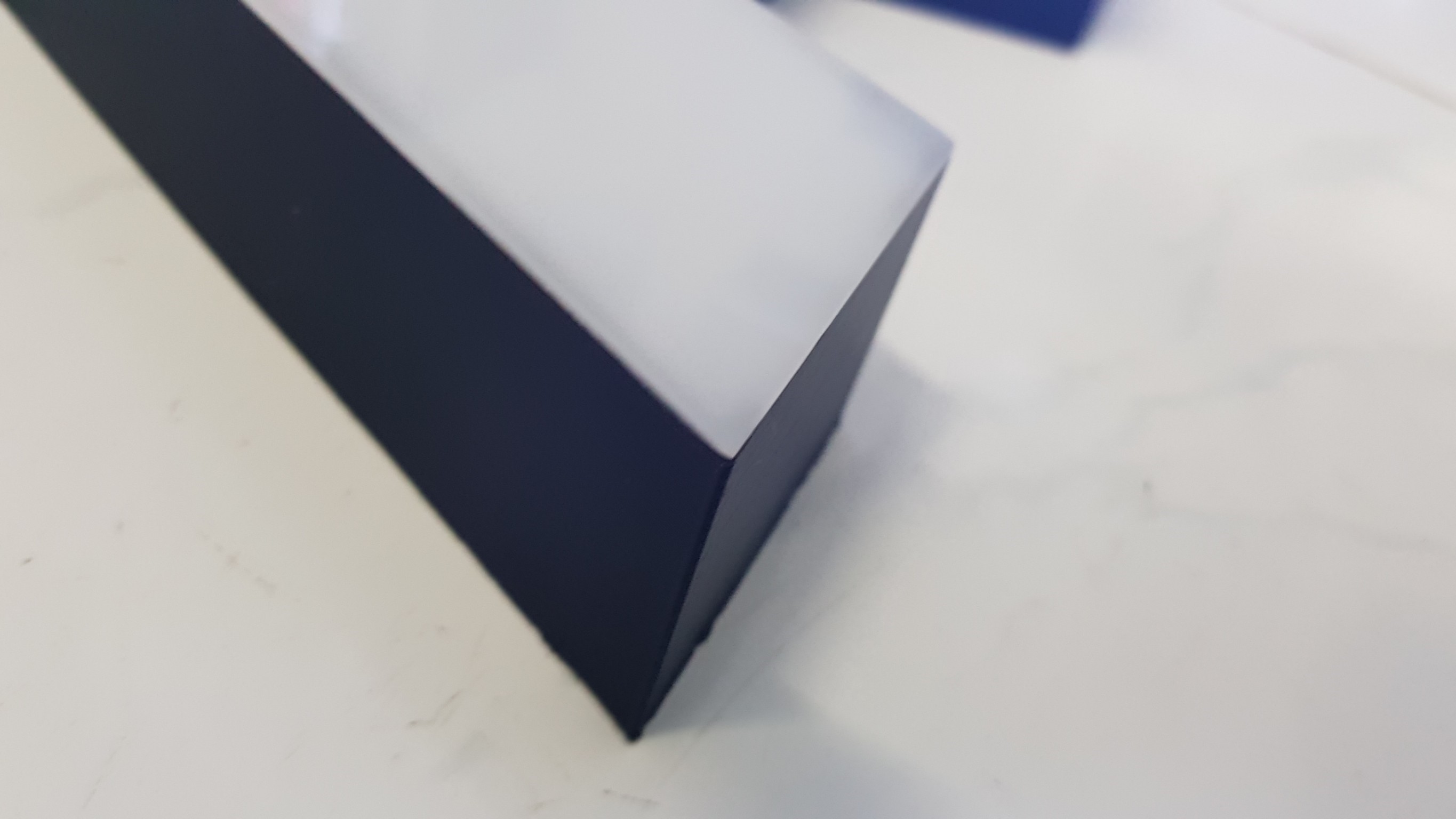 ตัวอักษรไร้คิ้ว ขอบ 3D "GABBA"