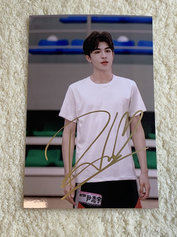 Pre - รูปถ่ายที่มีลายเซ็น INTO1