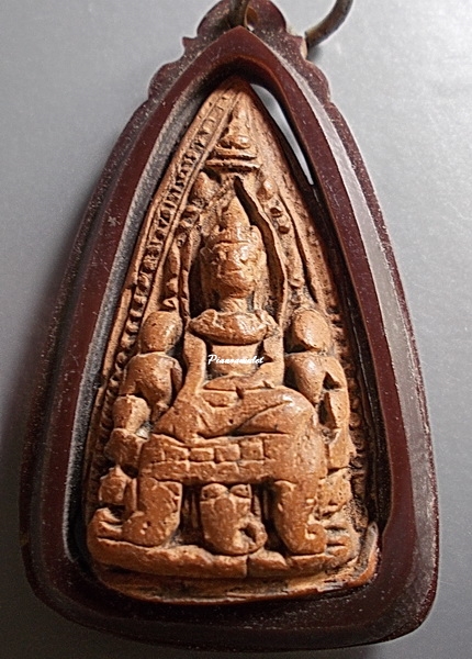 พระเลี่ยง เนื้อดิน เมืองลำพูน ในเลี่ยมเก่าเปิดหน้าหลัง