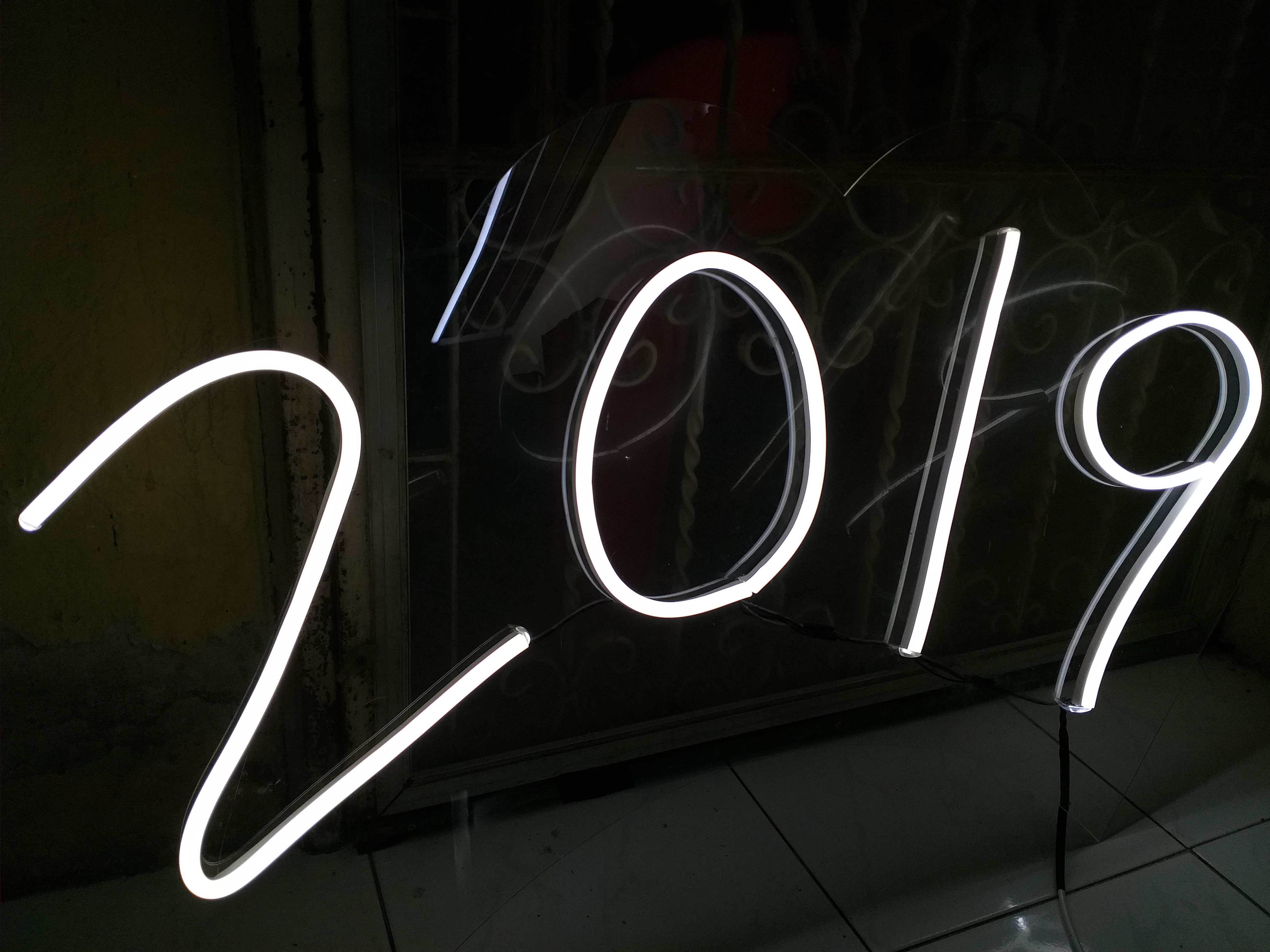 ไฟนีออนเฟรคเทศกาลปีใหม่ "2019"
