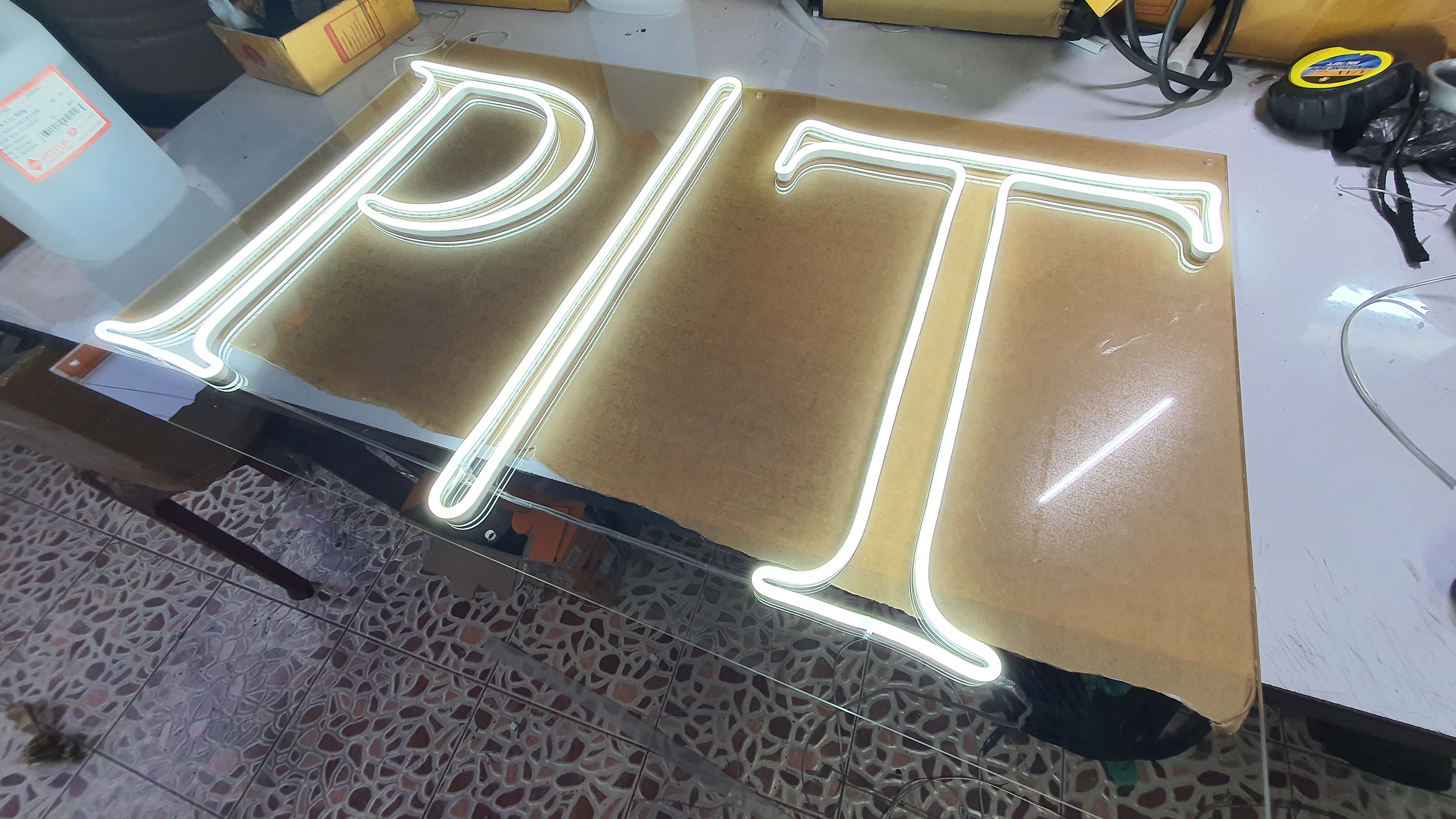 ป้ายนีออนฟรค สีขาว PIT