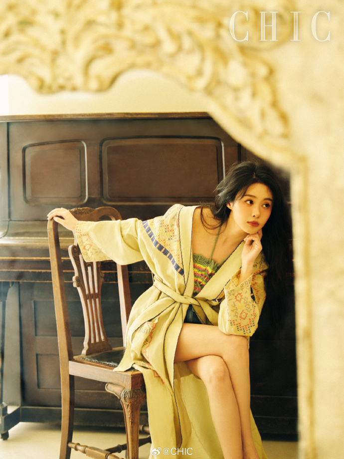 Pre - นิตยสาร CHIC เจิ้งเหอฮุ่ยจื่อ ZhengheHuizi 郑合惠子 5/2024