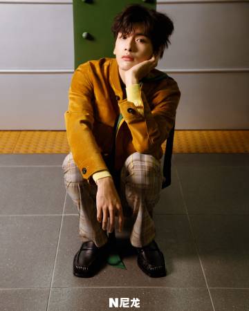 Pre - นิตยสาร NYLON จ๋ายเซียวเหวิน ZhaiXiaoWen 5/2025+การ์ด*6