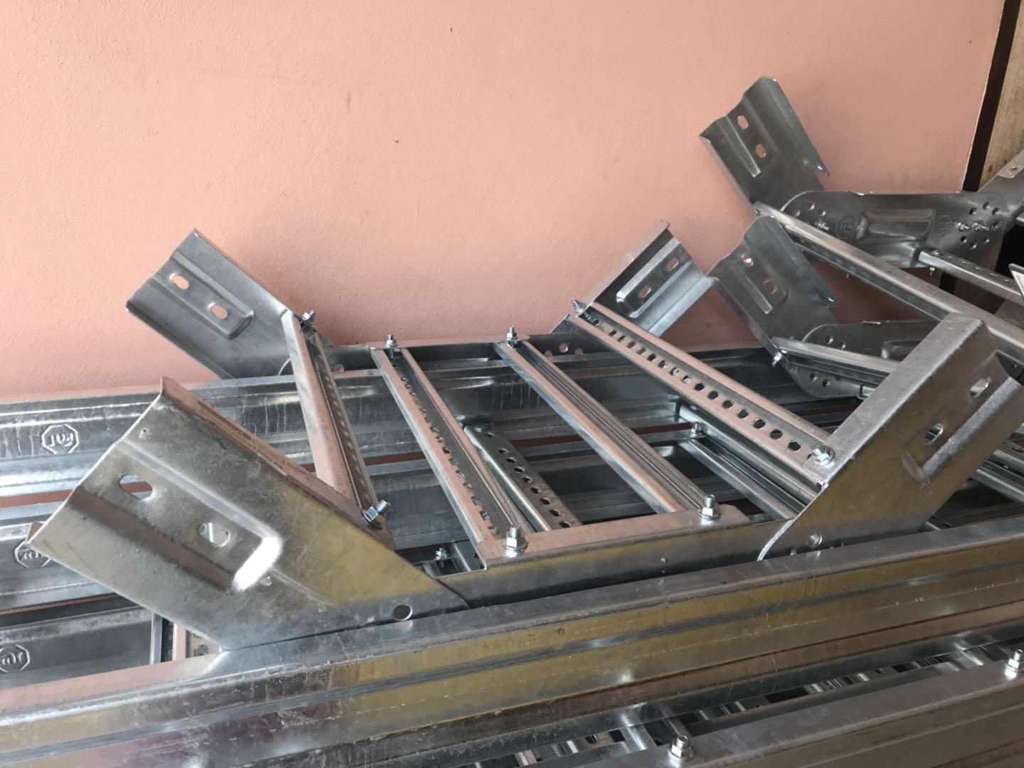 ข้องอดิ่งใน โค้งขึ้น แลดเดอร์