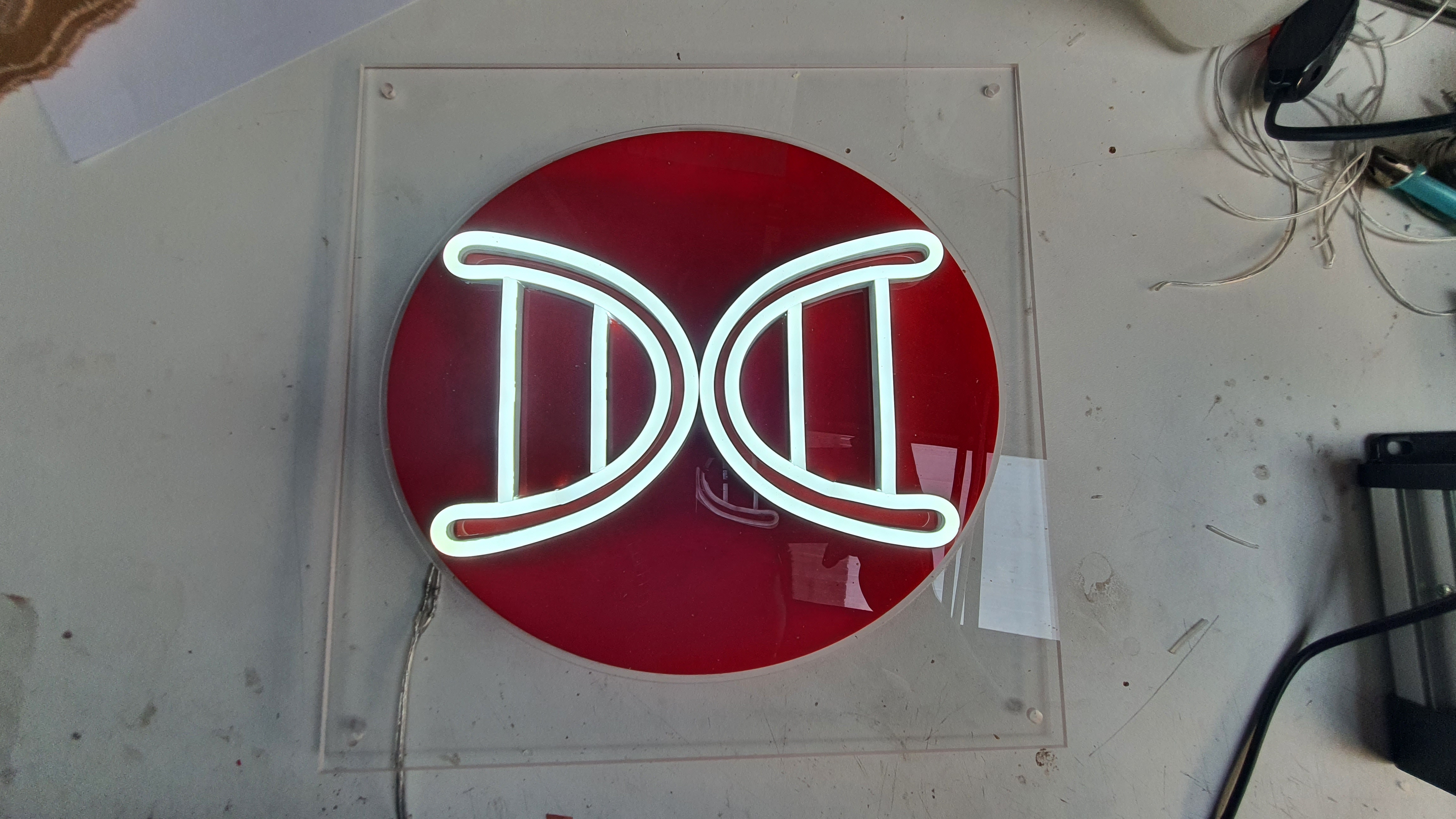 ป้ายนีออนฟรค สีขาว LOGO