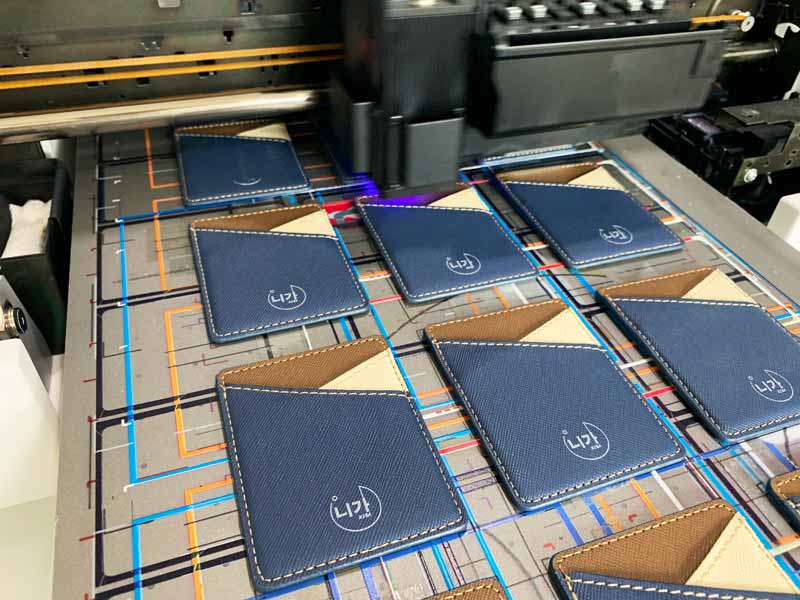 พิมพ์โลโก้บนหนัง ติดด้านหลังโทรศัพท์