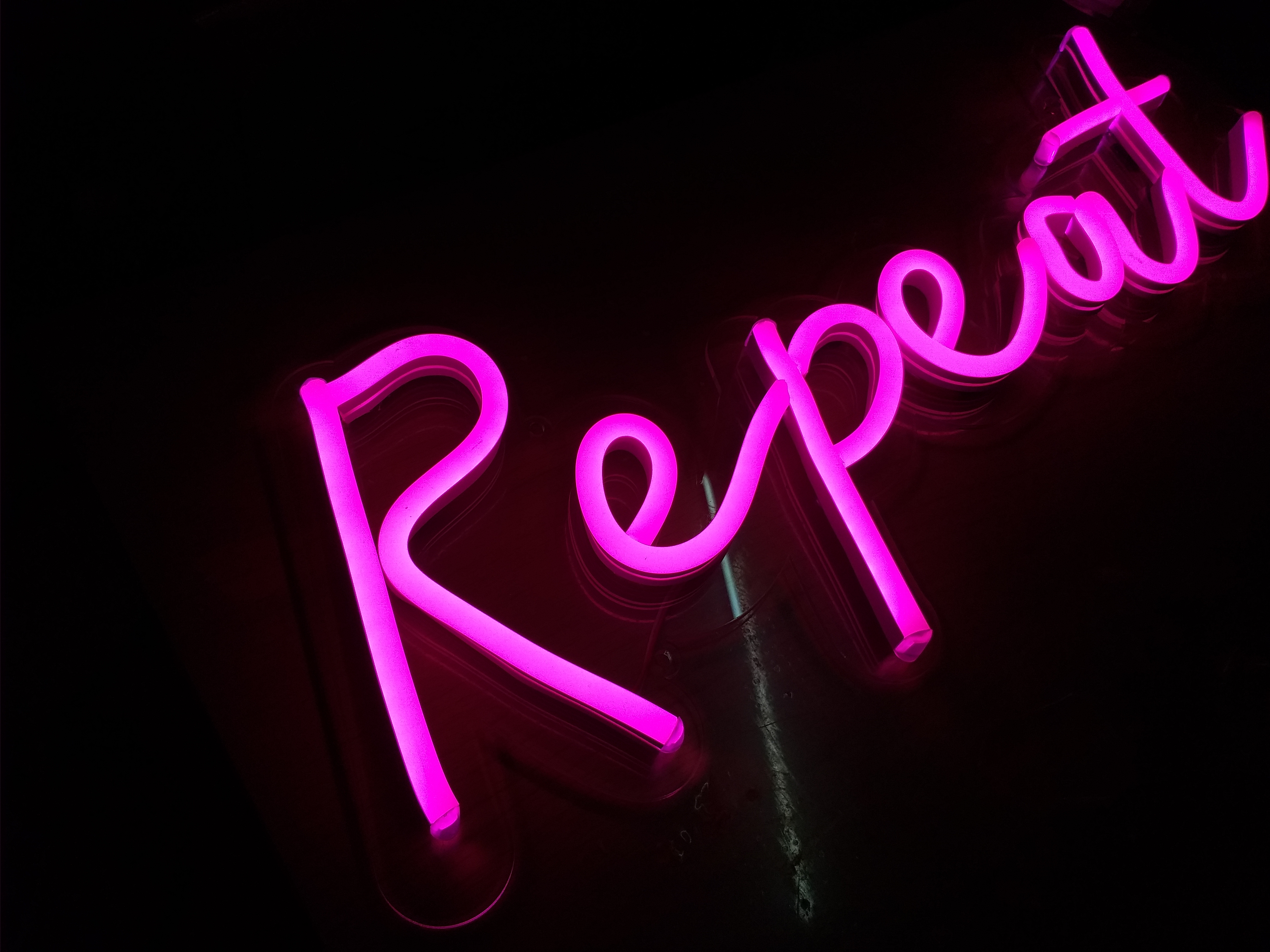 ป้ายไฟ นีออนเฟรค NeonFlex "Repeat" ไฟสีขาว ติดลงบนอะคริลิคใส รับผลิตตามรูปแบบที่ต้องการ