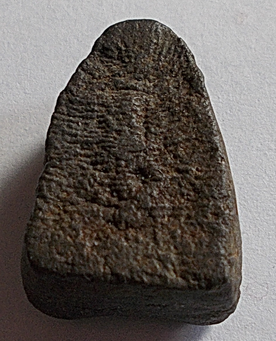 พระเนื้อผงคลุกรัก พิมพ์สมาธิเข่าบ่วง