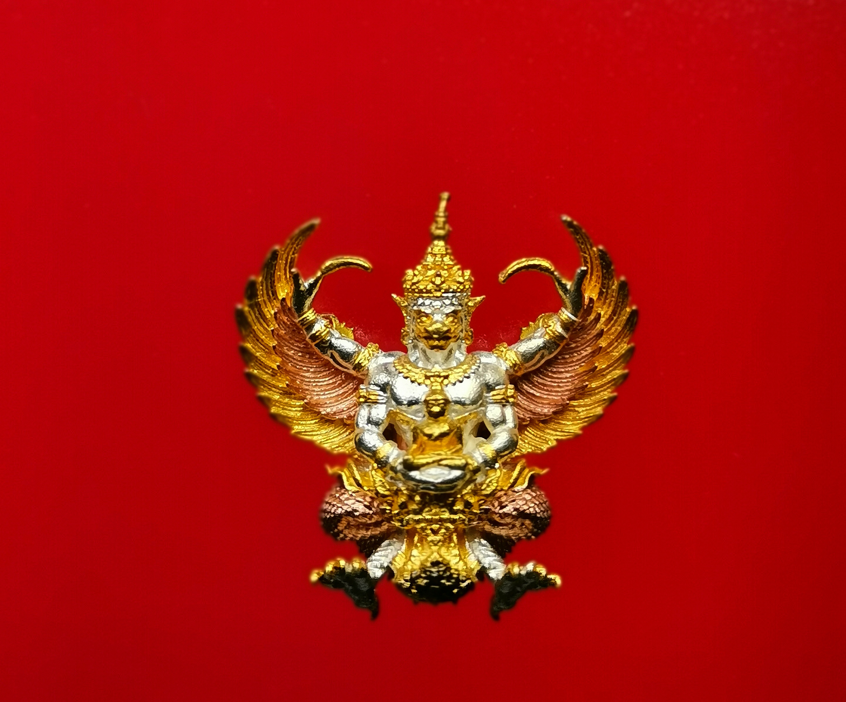พญาครุฑธานุภาพ รุ่น เศรษฐีเงินไหลมา เนื้อสามกษัตริย์ พิมพ์เล็ก (ชุดกรรมการ) วัดพระธาตุ นครศรีธรรมราช