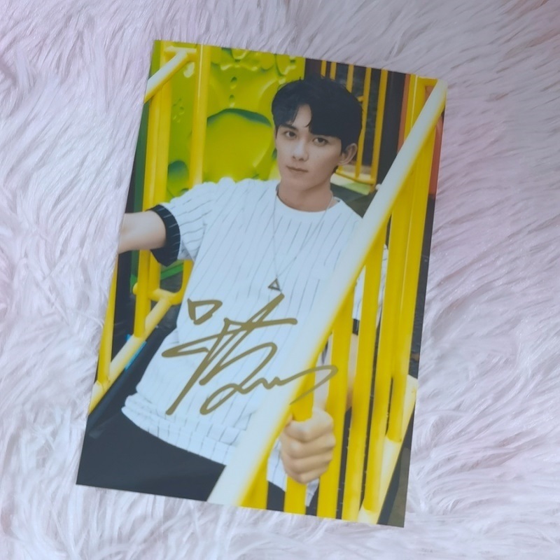 Pre - รูปถ่ายที่มีลายเซ็น WuLei #อู๋เหลย 6 นิ้ว