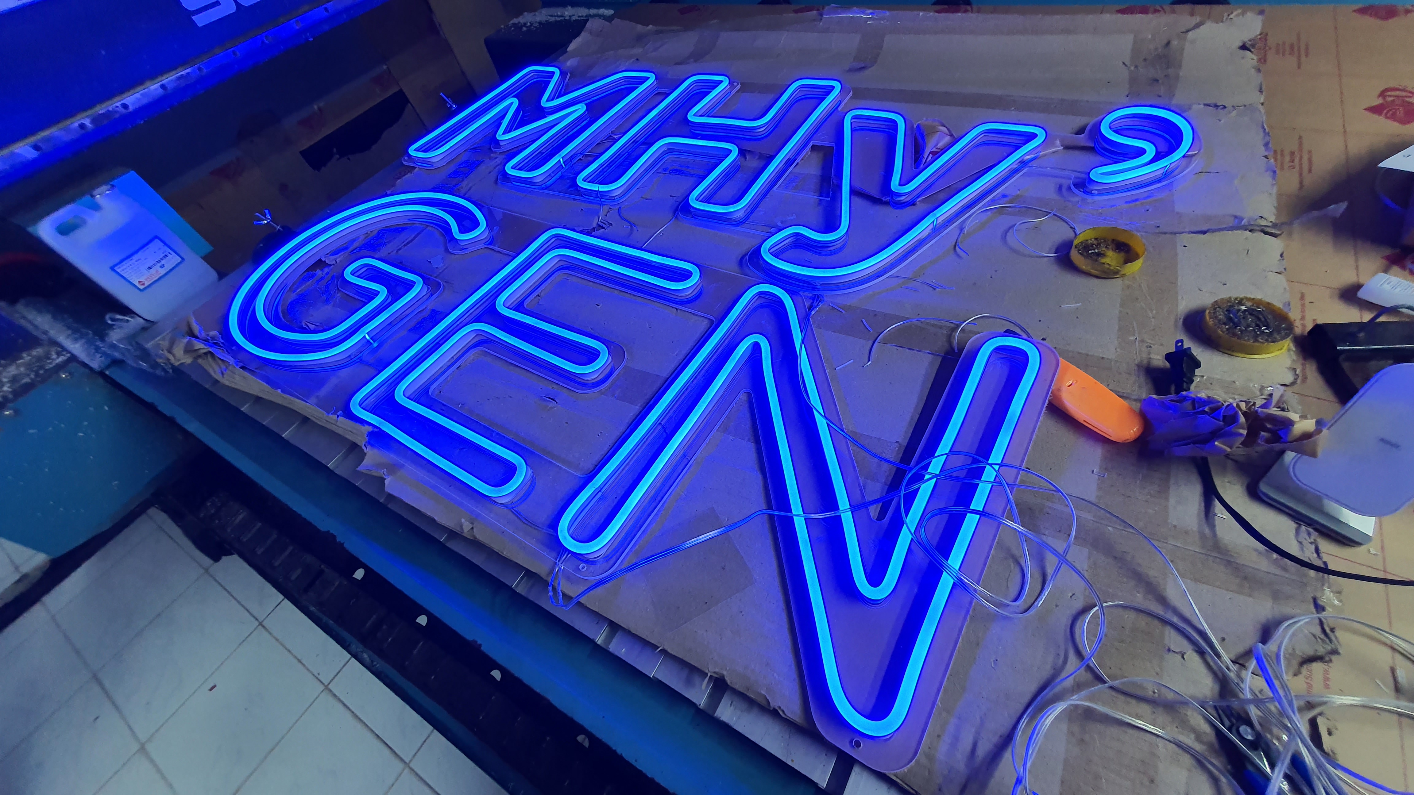 ป้ายนีออนฟรค สีน้ำเงิน MHy' GEN