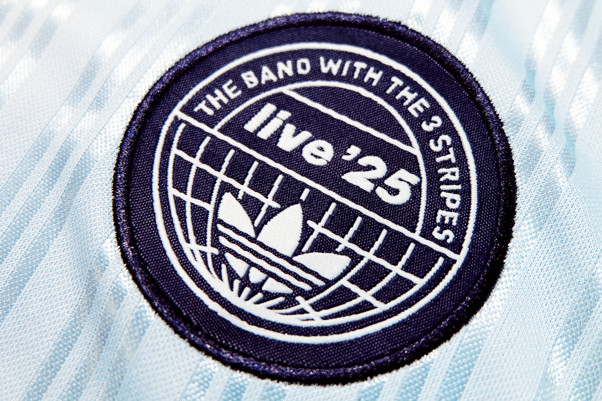 เสื้อเชิ้ตผู้ชายสีดำ/ฟ้า Oasis Special Edition พร้อมเบอร์ 25 เกรดเเฟนบอลพรีเมี่ยม 2025