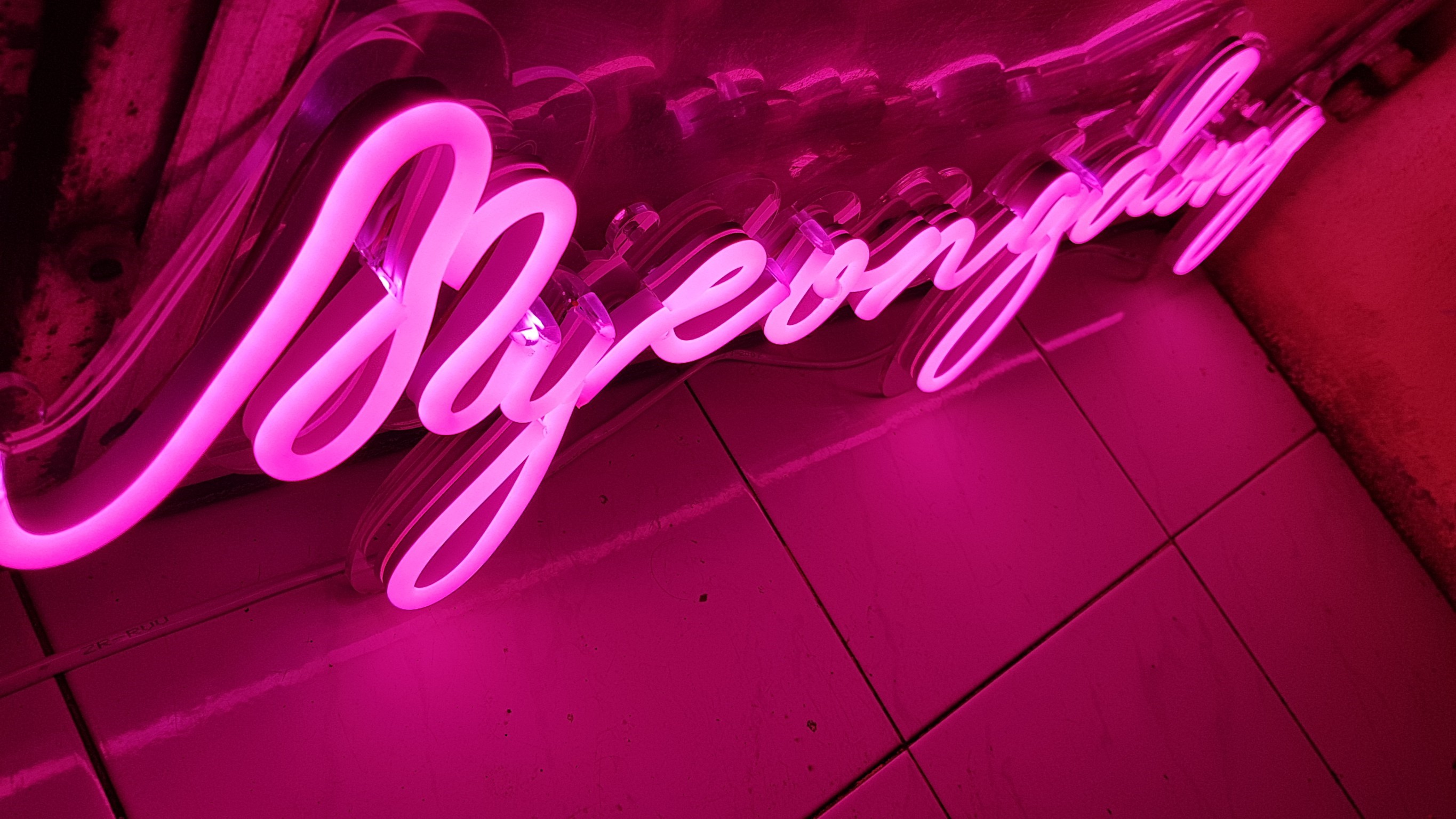 ป้ายไฟ นีออนเฟรค Myeongdong" ไฟสีชมพู ติดลงบนอะคริลิคใส รับผลิตตามรูปแบบที่ต้องการ