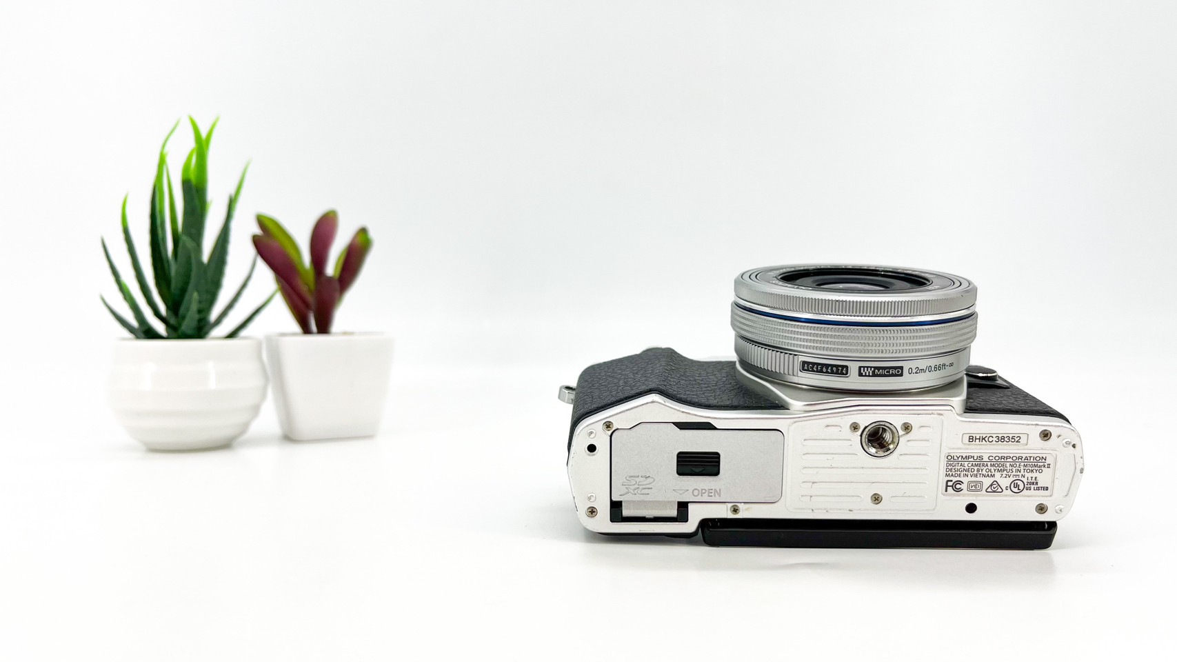 Olympus E-M10 Mark II + Lens 14-42 mm.