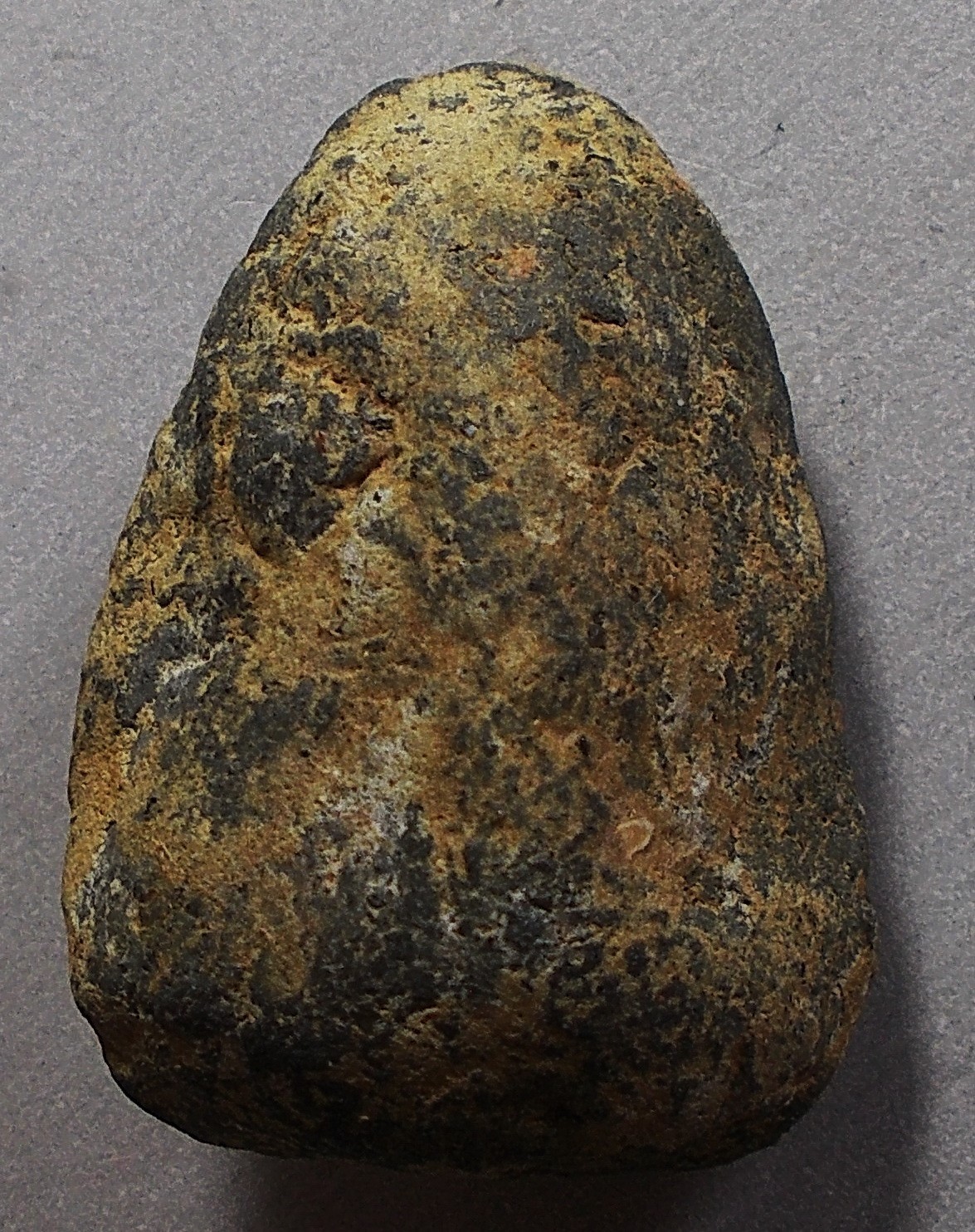 พระร่วงนั่ง บรรจุกริ่ง เนื้อดินสีเขียวอมเทา กรุคลองทรงกระเทียม (ขายแล้ว)