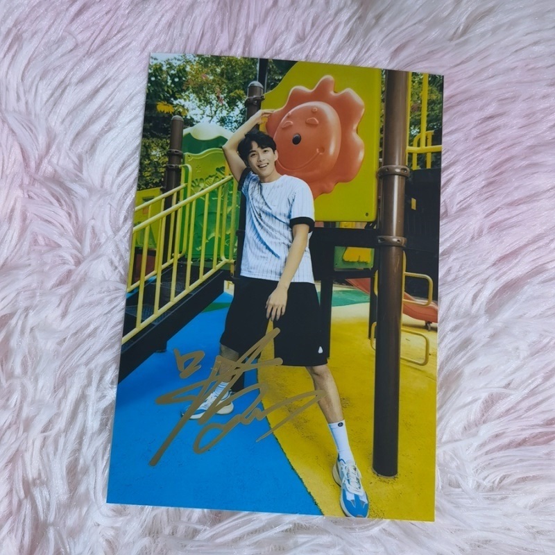 Pre - รูปถ่ายที่มีลายเซ็น WuLei #อู๋เหลย 6 นิ้ว