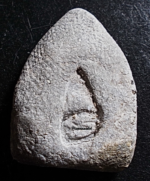 พระกรุวัดท้ายตลาด พิมพ์สมาธิเพชร ข้างเม็ด