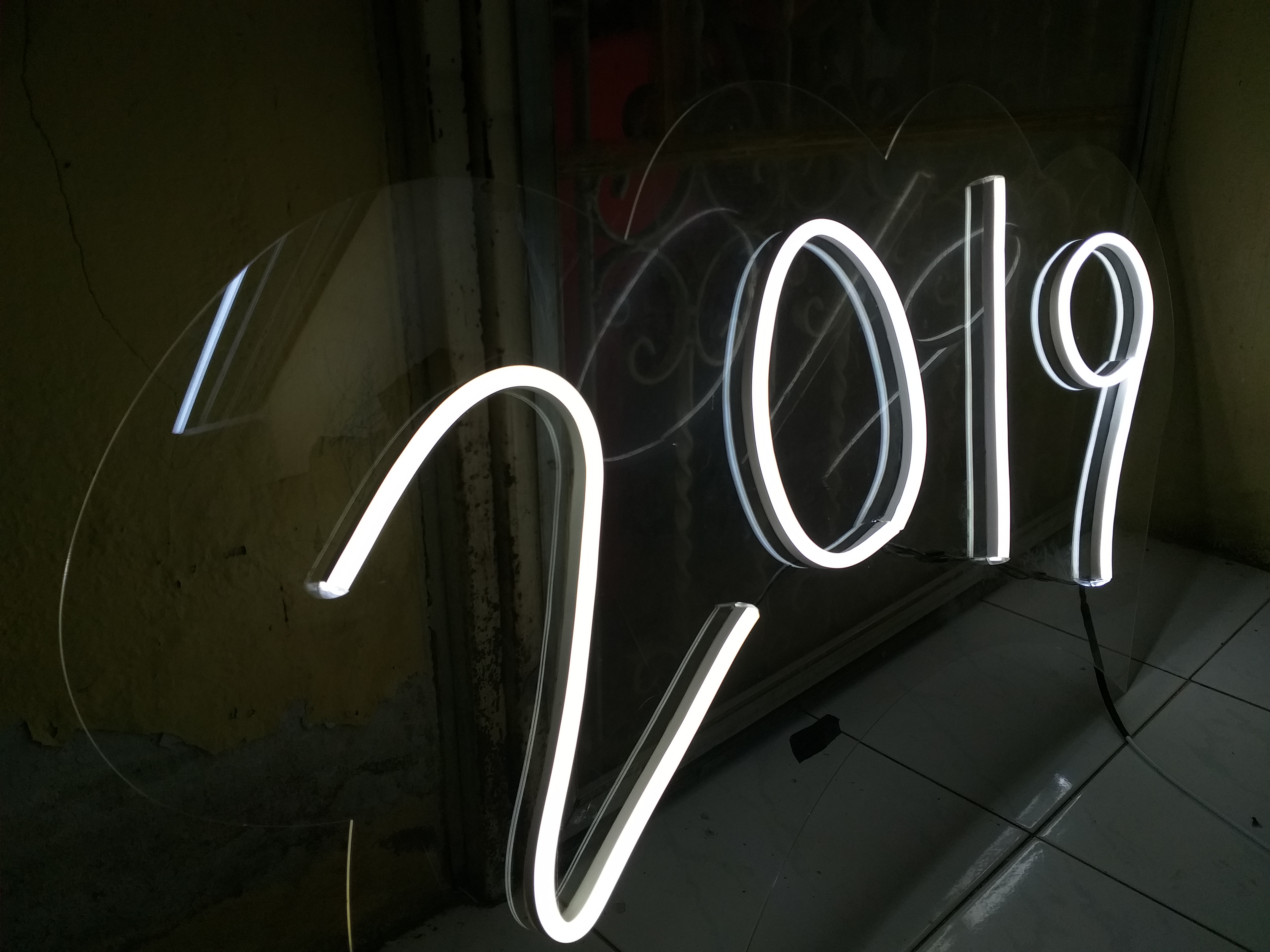 ไฟนีออนเฟรคเทศกาลปีใหม่ "2019"