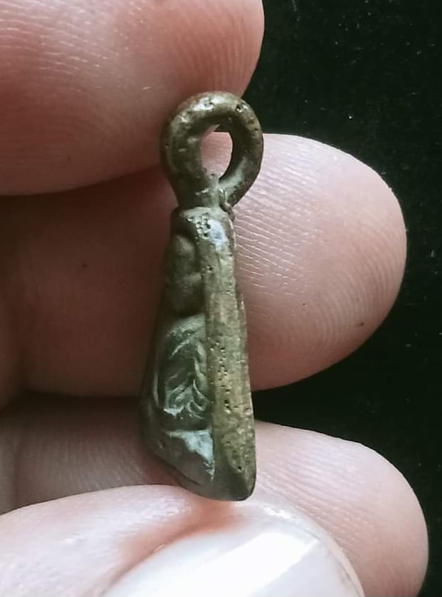 เหรียญหล่อจอบเล็ก พิมพ์แข้งติด หลวงพ่อเงิน วัดบางคลาน พิจิตร