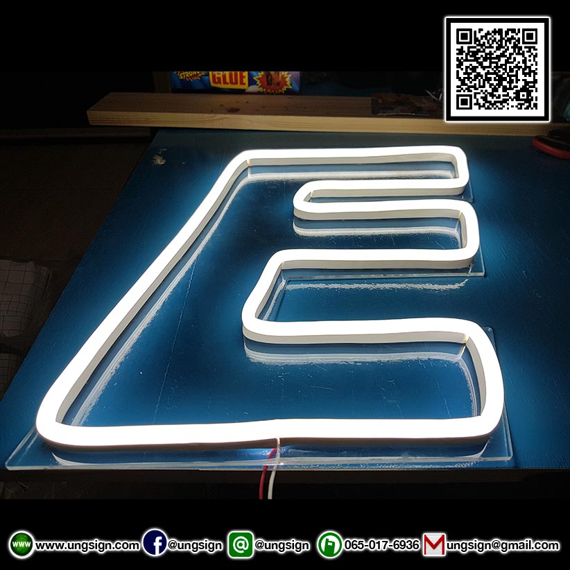 ป้ายไฟ นีออนเฟรค NeonFlex "WEAR THE ENERGY" ไฟสีขาว ติดลงบนอะคริลิคใส รับผลิตตามรูปแบบที่ต้องการ