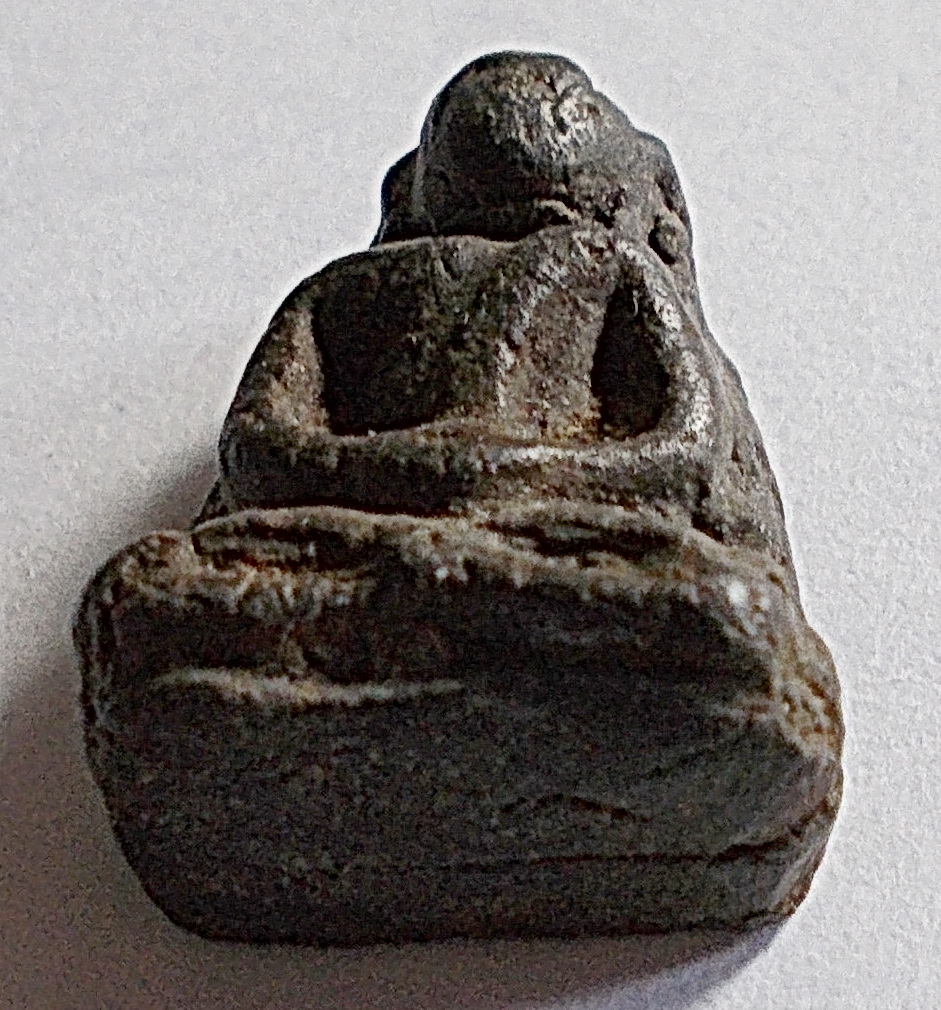 พระเนื้อผงคลุกรัก พิมพ์สมาธิเข่าบ่วง