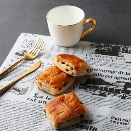 กระดาษไขรองอบลายหนังสือพิมพ์ สีขาว/สีน้ำตาล กระดาษห่อขนม ห่อแซนวิช ยาว 8 เมตร หน้ากว้าง 30 ซม