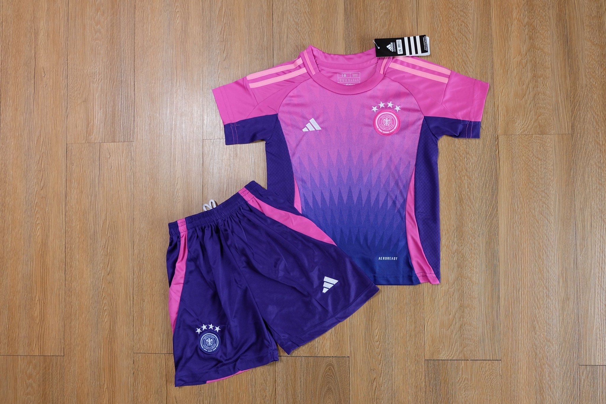 ชุดฟุตบอลเด็ก – ทีมชาติเยอรมัน สีชมพู เกรดแฟนบอล 2024