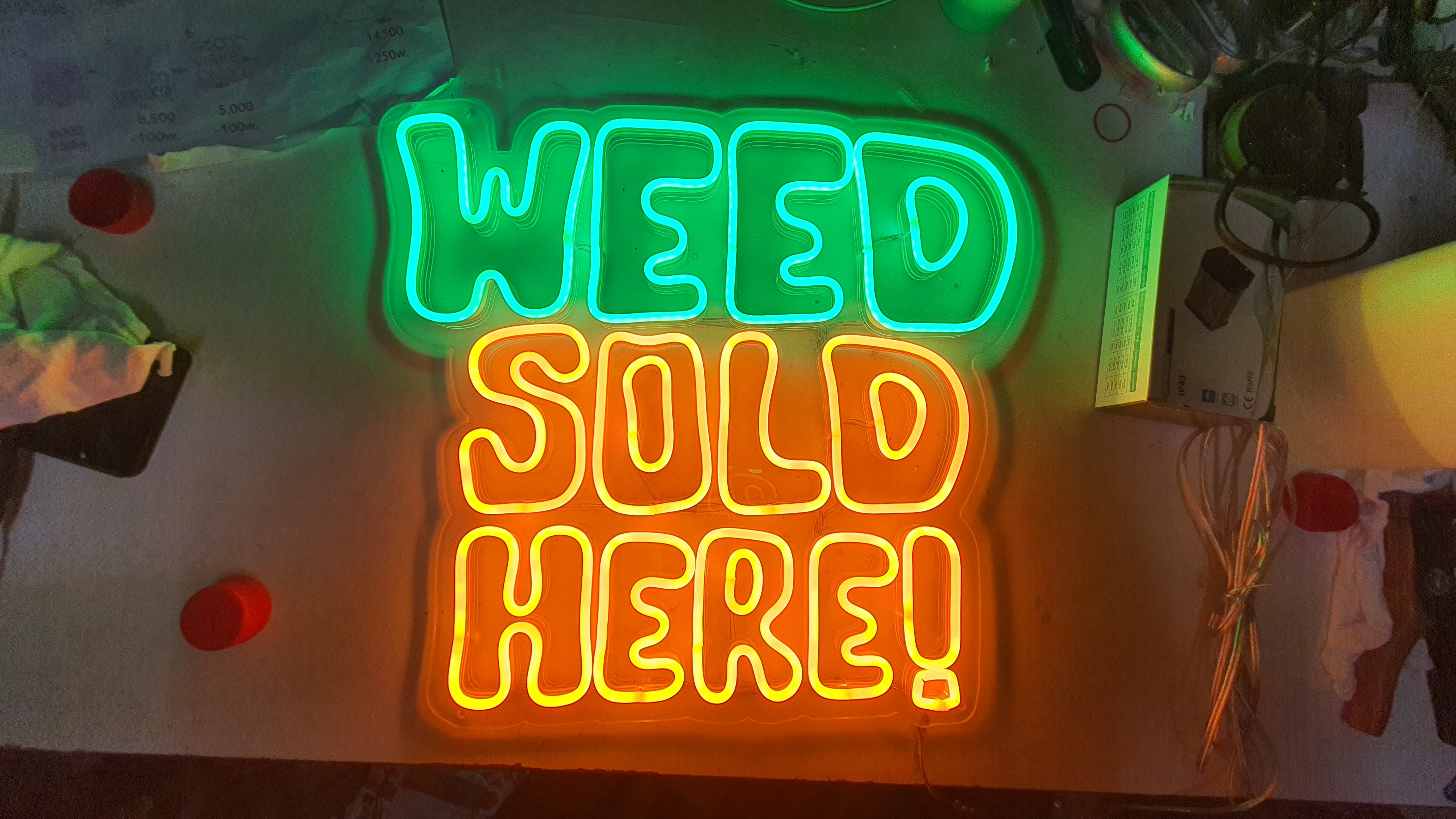 ป้ายนีออนฟรค สีเขียว สีส้ม WEED SOLD HERE!