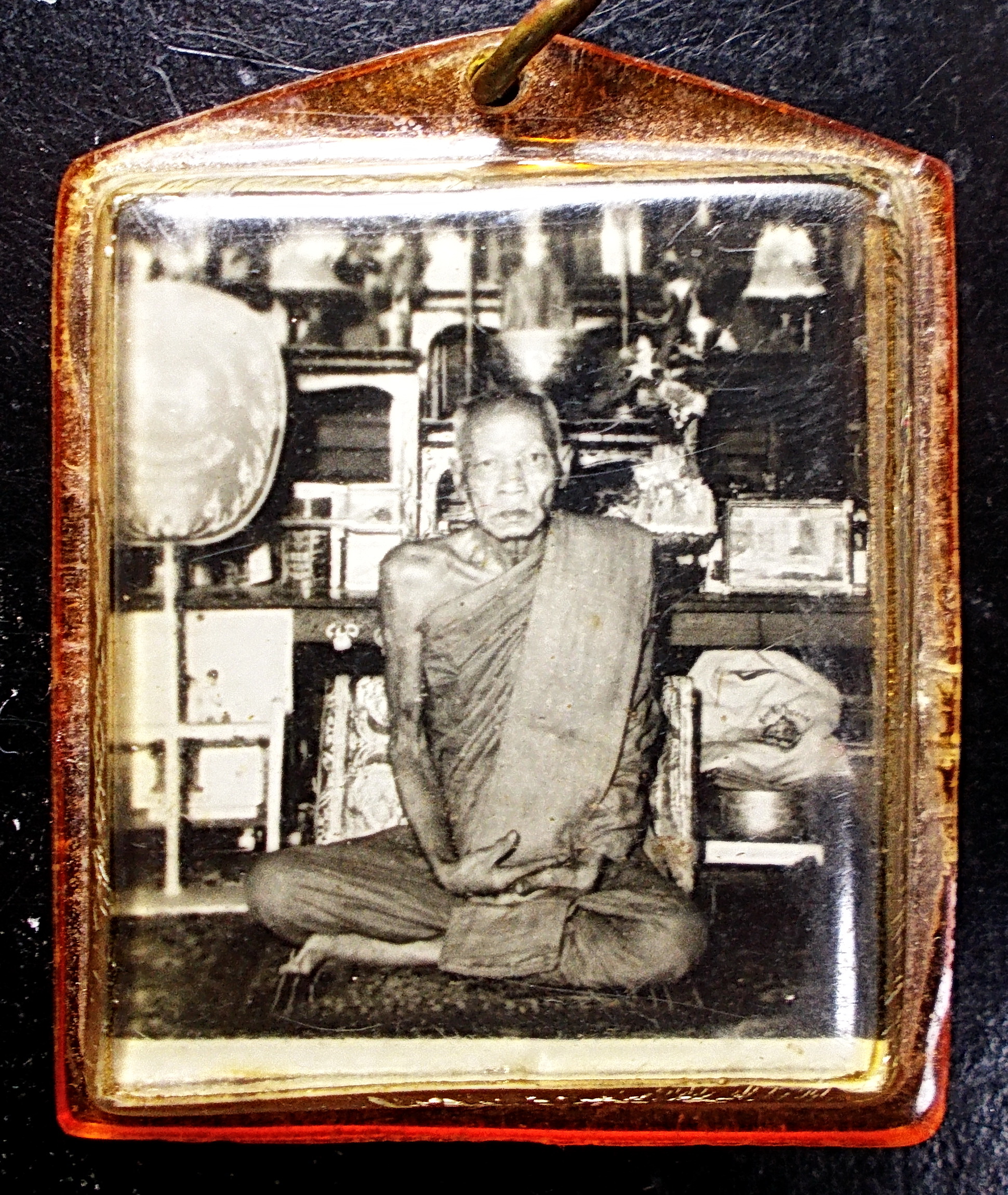 รูปถ่ายขาวดำหลังจารย์ ลพ.สังวาลย์ วัดทุ่งสามัคคีธรรม ในเลี่ยมเดิม