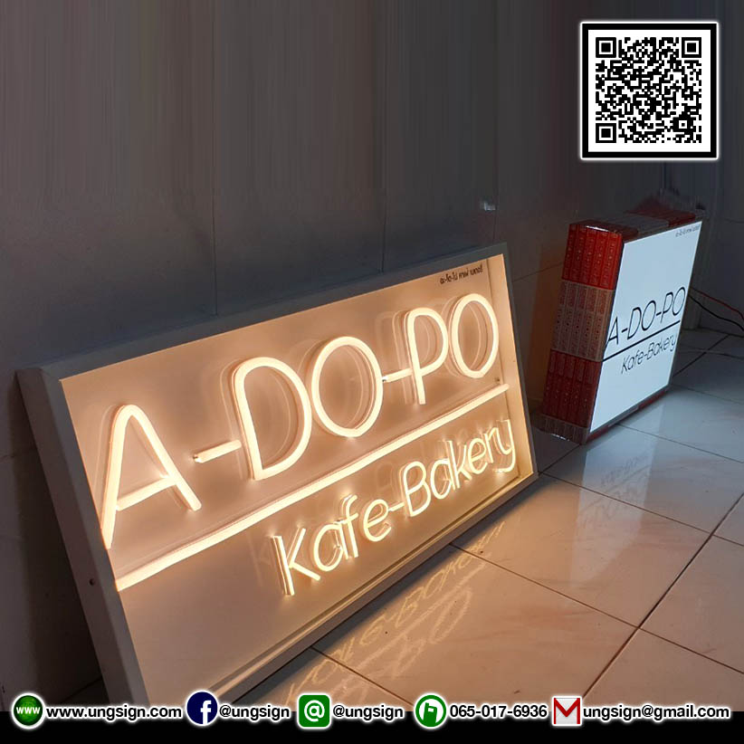 ป้ายร้านกาแฟ A-do-po Kafe&Bakery ไฟLed นีออนเฟรคสีวอมไวท์ พร้อมกรอบกันน้ำสีขาว เพิ่มจุดดึงดูดสายตาลูกค้ามาต้องมาเช็คอินถ่ายรูปหน้าป้ายนี้