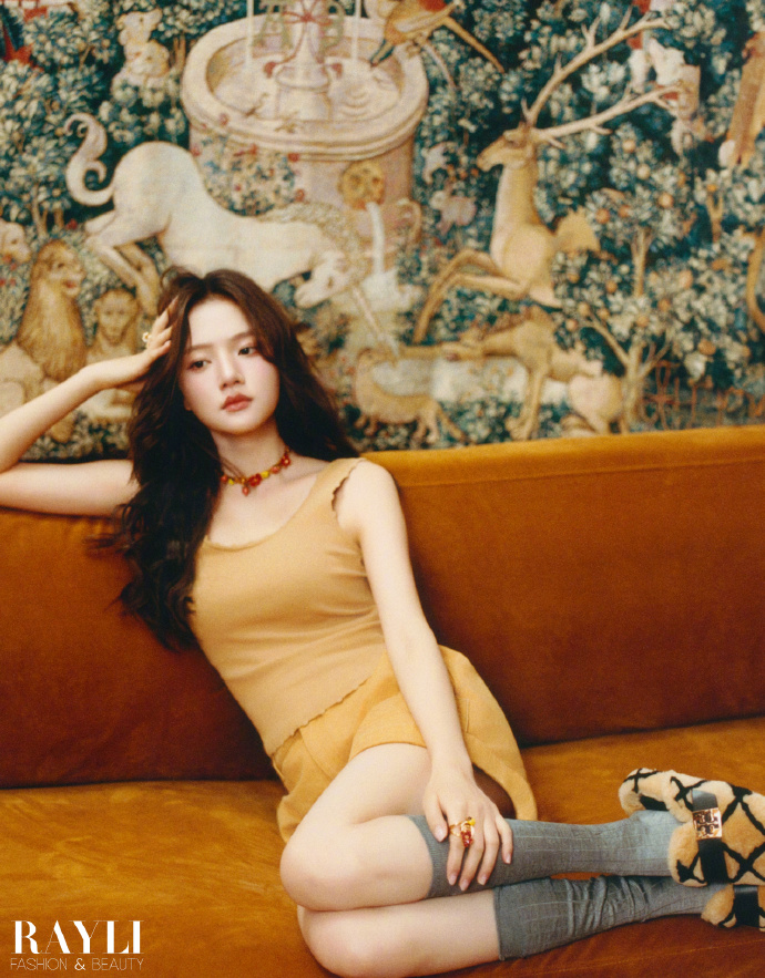 Pre - นิตยสาร 瑞丽服饰美容 Ruili/ Rayli เหรินหมิ่น RenMin 12/2024