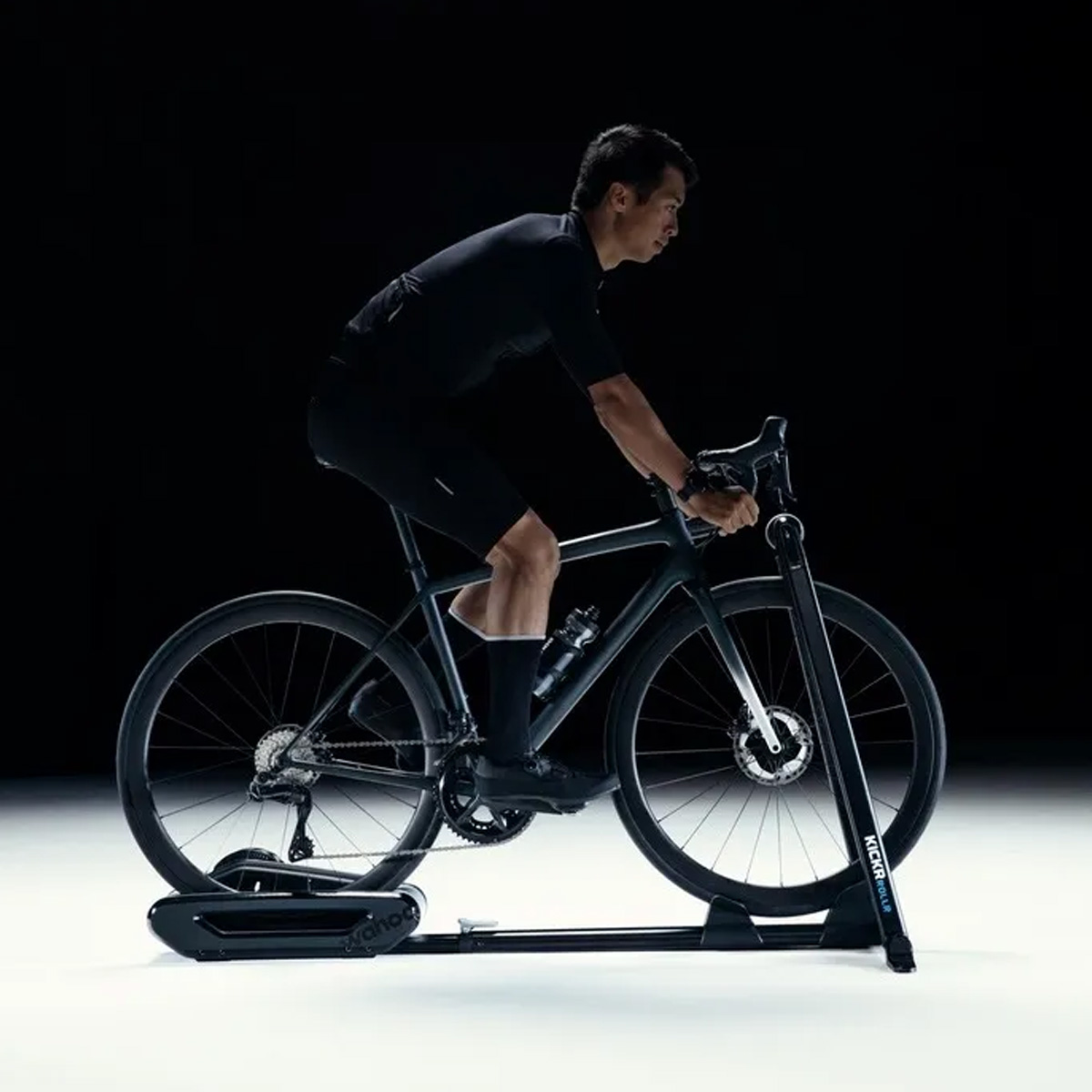 Wahoo รุ่น KICKR Rollerเทรนเนอร์แบบลูกกลิ้ง มีตัวยึดล้อหน้า