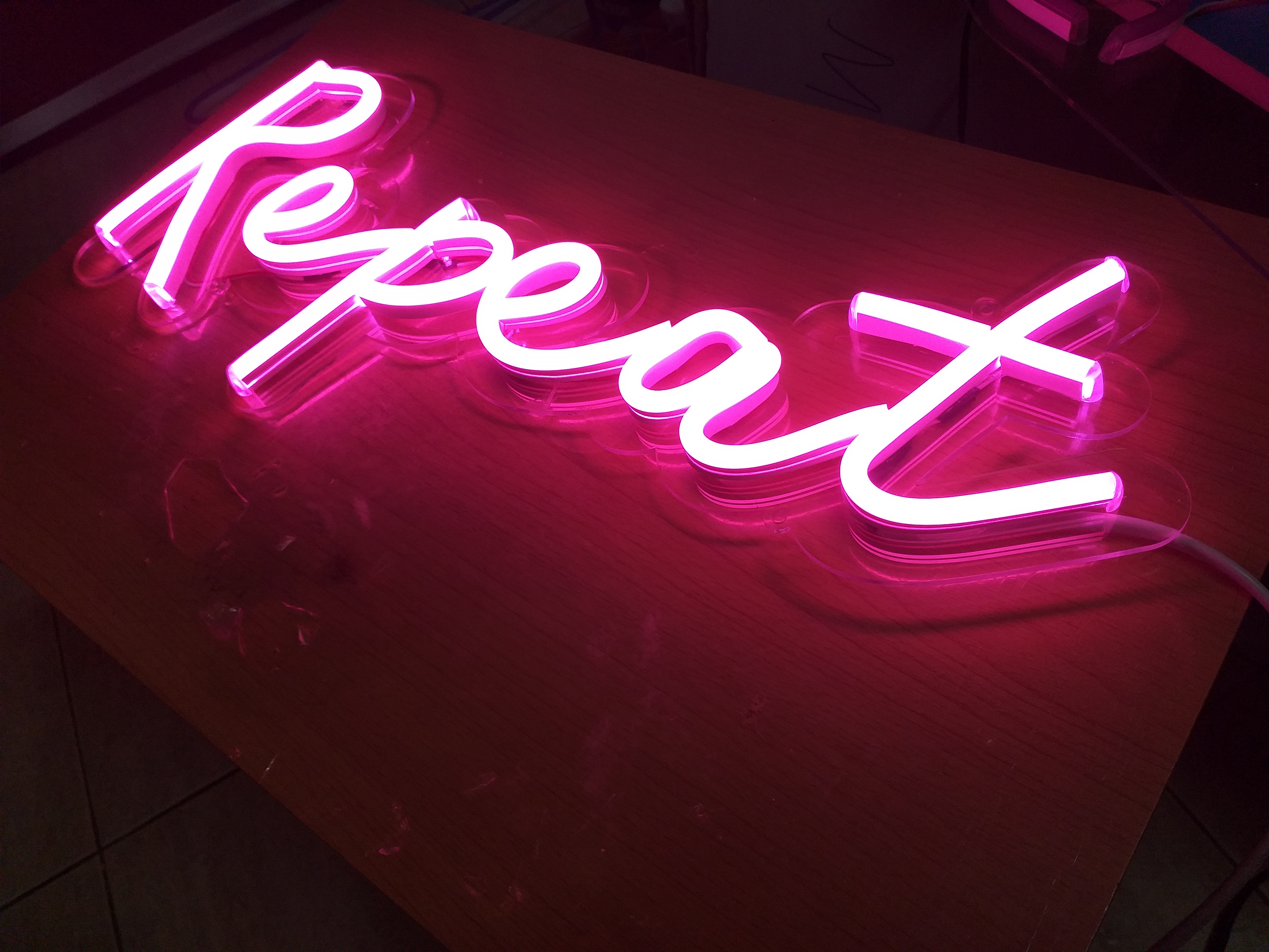 ป้ายไฟ นีออนเฟรค NeonFlex "Repeat" ไฟสีขาว ติดลงบนอะคริลิคใส รับผลิตตามรูปแบบที่ต้องการ