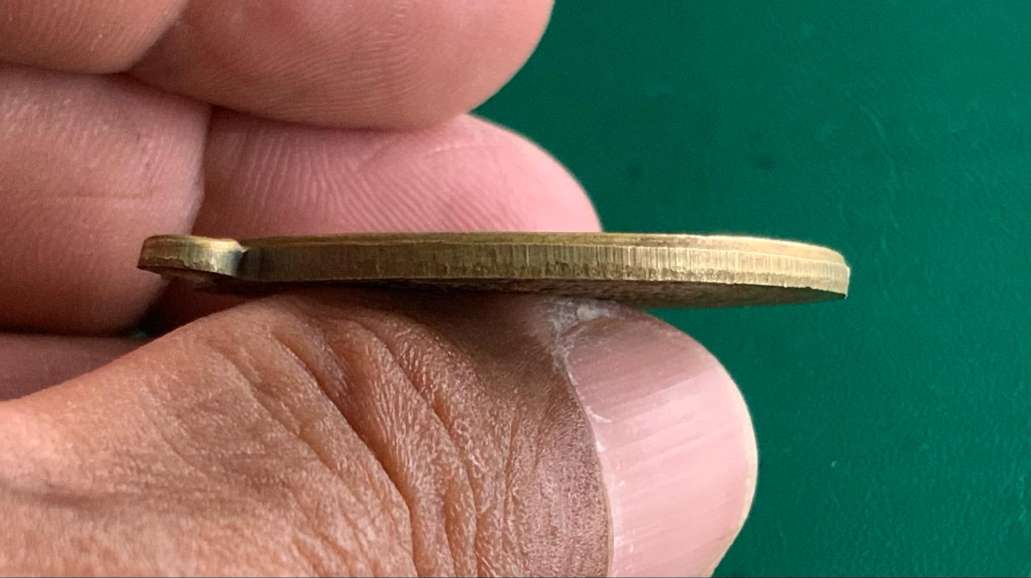 เหรียญรุ่นแรกหลวงพ่อกวย วัดโฆสิตาราม ปี 2504 เนื้อฝาบาตร มีจาร