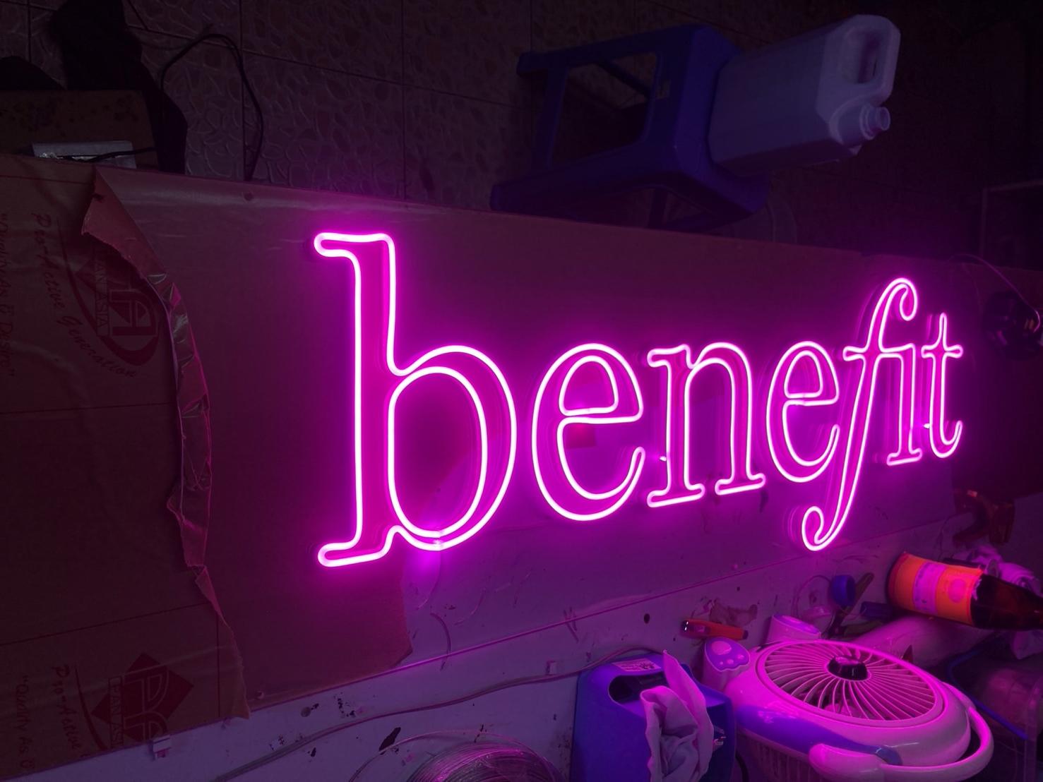 ป้ายนีออนฟรค benefit