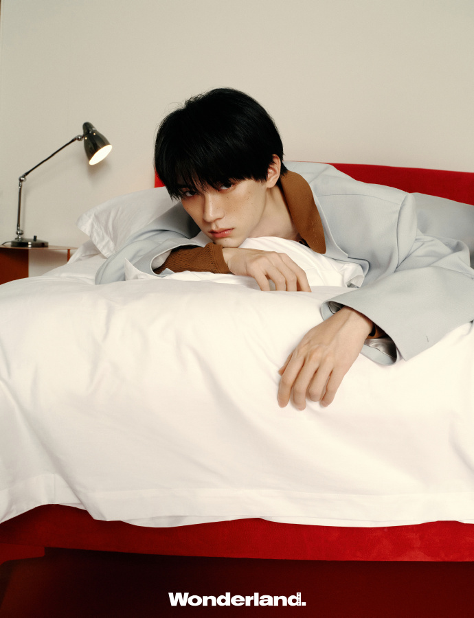 Pre - นิตยสาร Wonderland โจวอี้หราน ZhouYiran 2/2025+การ์ด*3