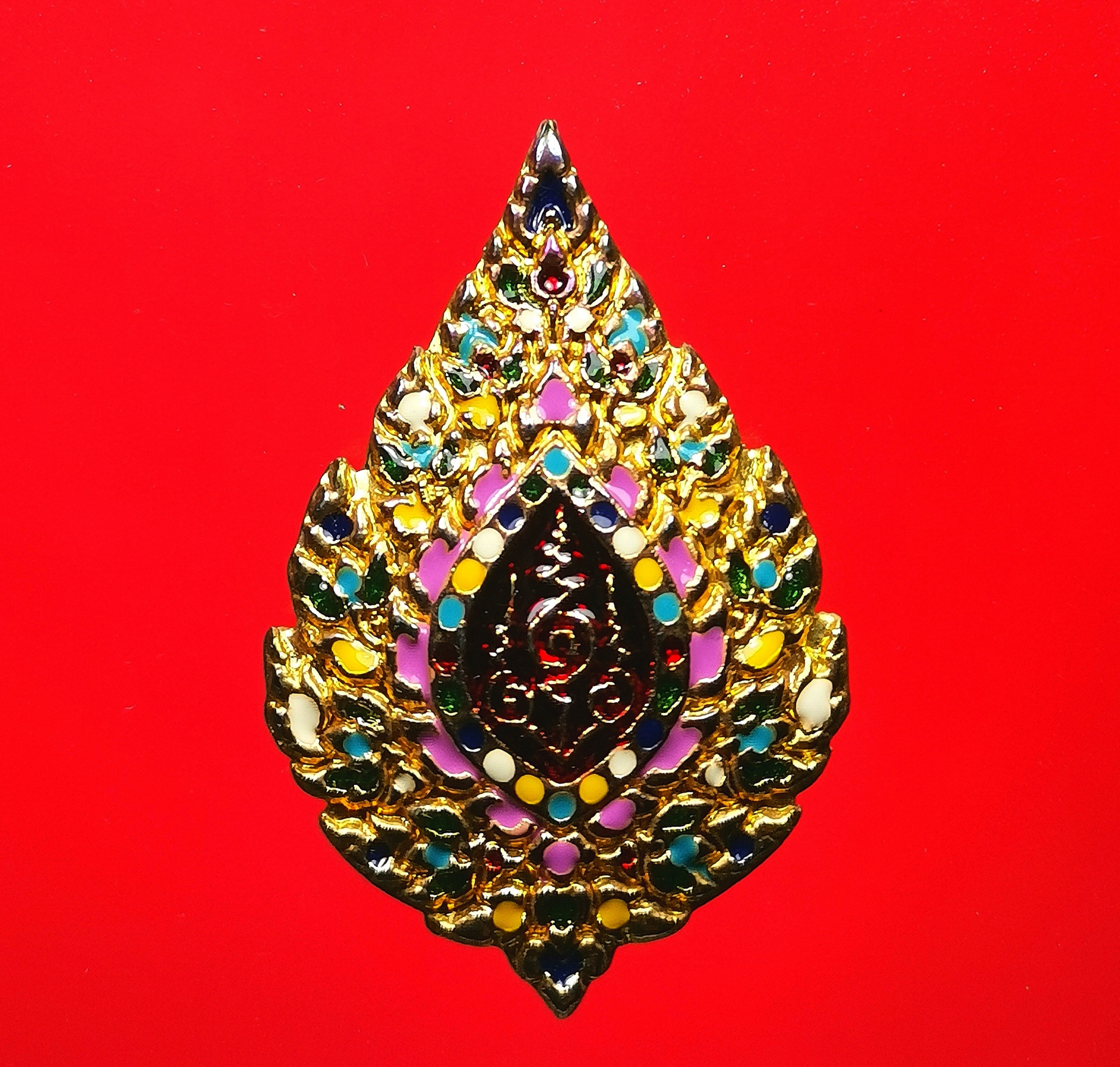 เข็มกลัดอุณาโลม กะหลั่ยทองลงยา 9 สี พิมพ์ใหญ่ งานพิธีอัญเชิญพระอุณาโลมประดิษฐานพระนลาฎ หลวงพ่อโต วัดพนังเชิง อยุธยา ปี 56