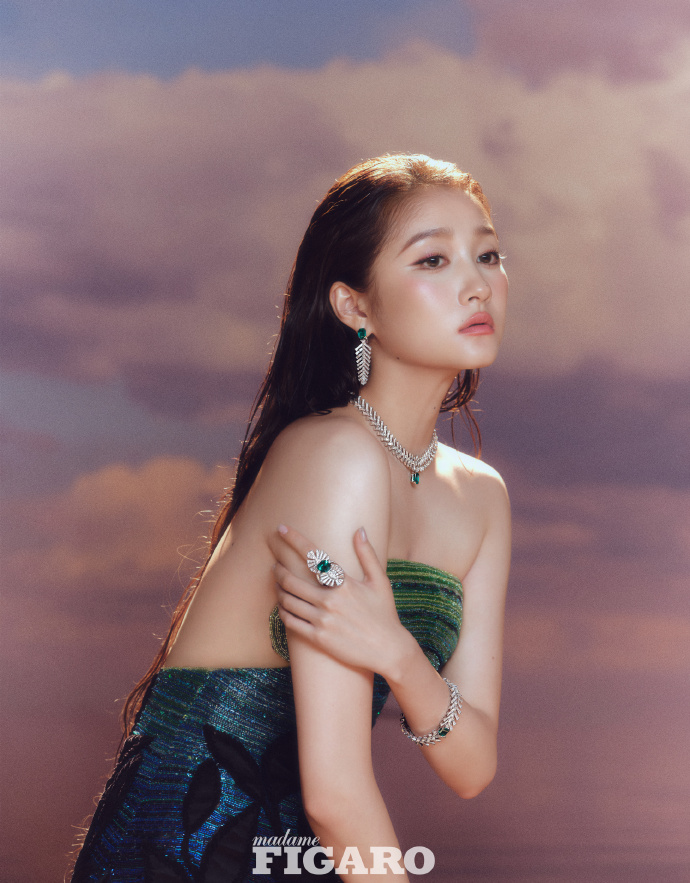 Pre - นิตยสาร Madame Figaro กวนเสี่ยวถง GuanXiaotong 关晓彤 2024