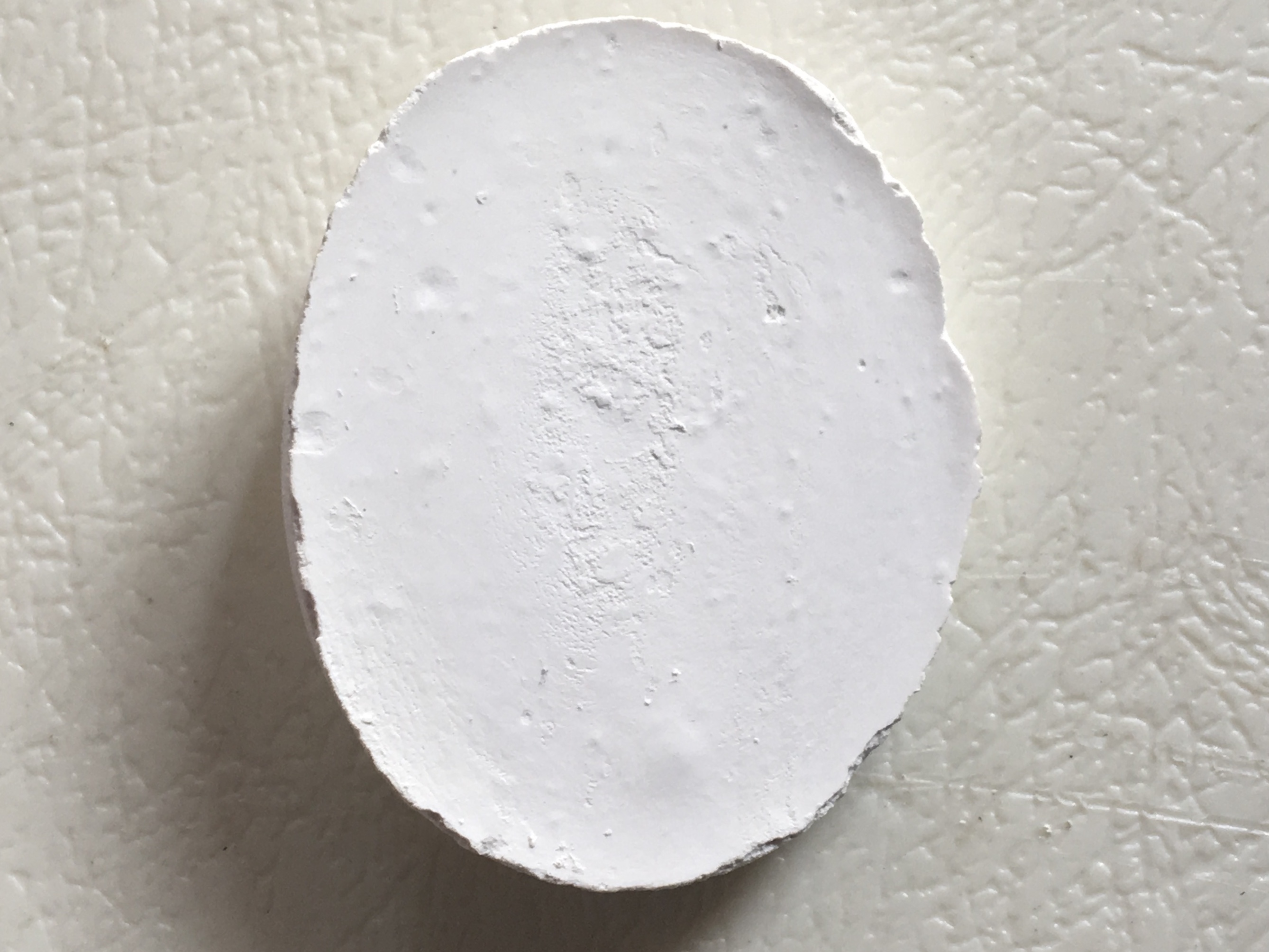 พระผงจักรพรรดิ์ เป็นผงปูนชีเมนต์ขาว ผสมด้วยผงมหาจักรพรรดิ์ที่ หลวงปู่ดู่ พรหมปัญโญ วัดสะแก จ. พระนครศรีอยุธยา