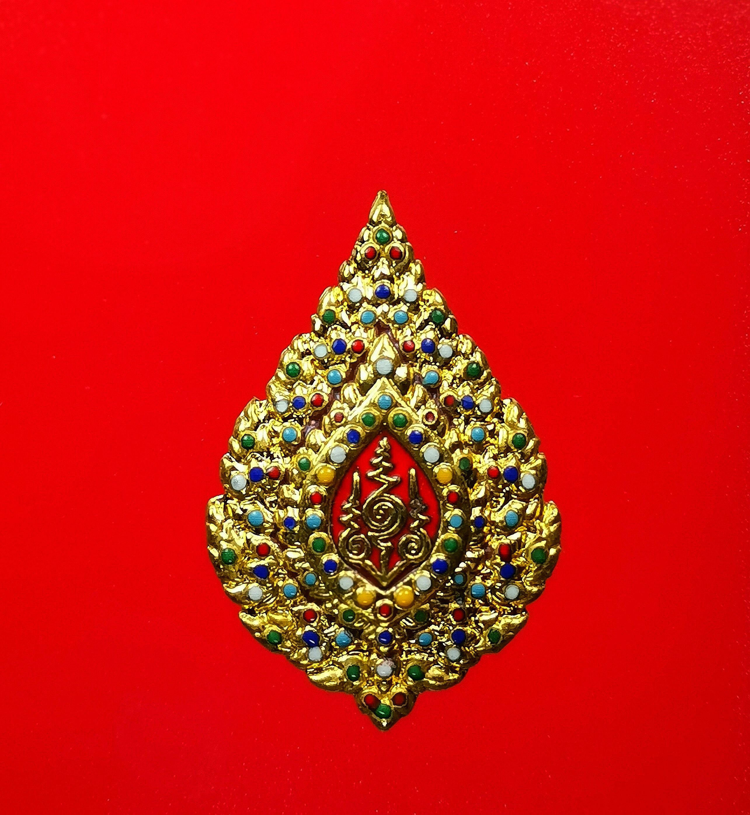 เข็มกลัดอุณาโลม กะหลั่ยทองลงยา 9 สี พิมพ์เล็ก งานพิธีอัญเชิญพระอุณาโลมประดิษฐานพระนลาฎ หลวงพ่อโต วัดพนังเชิง อยุธยา ปี 56
