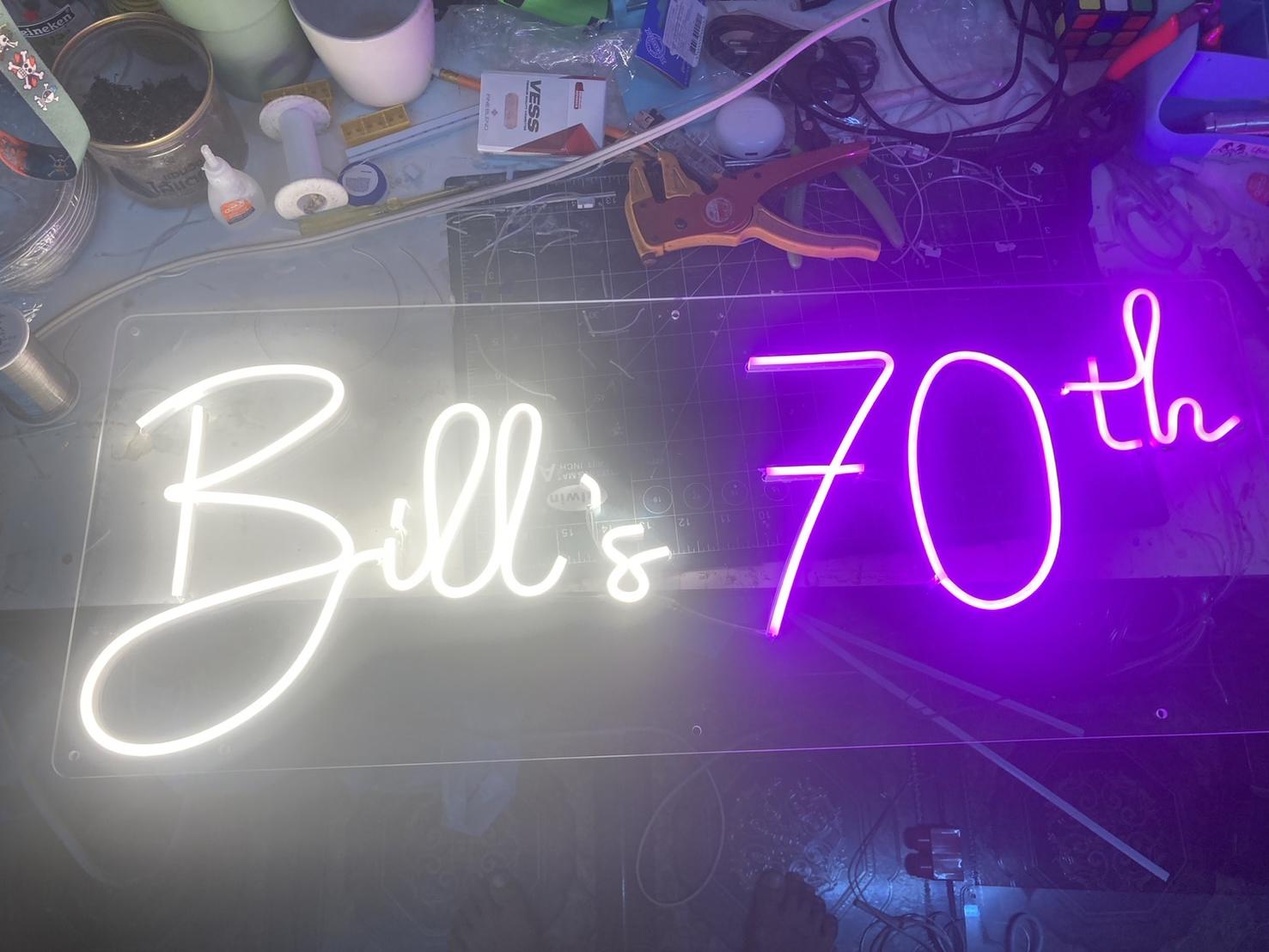 ป้ายนีออนฟรค สีขาว/ม่วง Bill's 70th