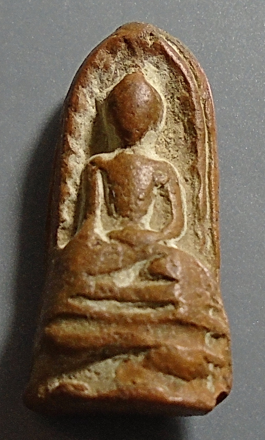 พระรอด เนื้อดิน กรุวัดบ่อ ปากเกร็ด นนทบุรี